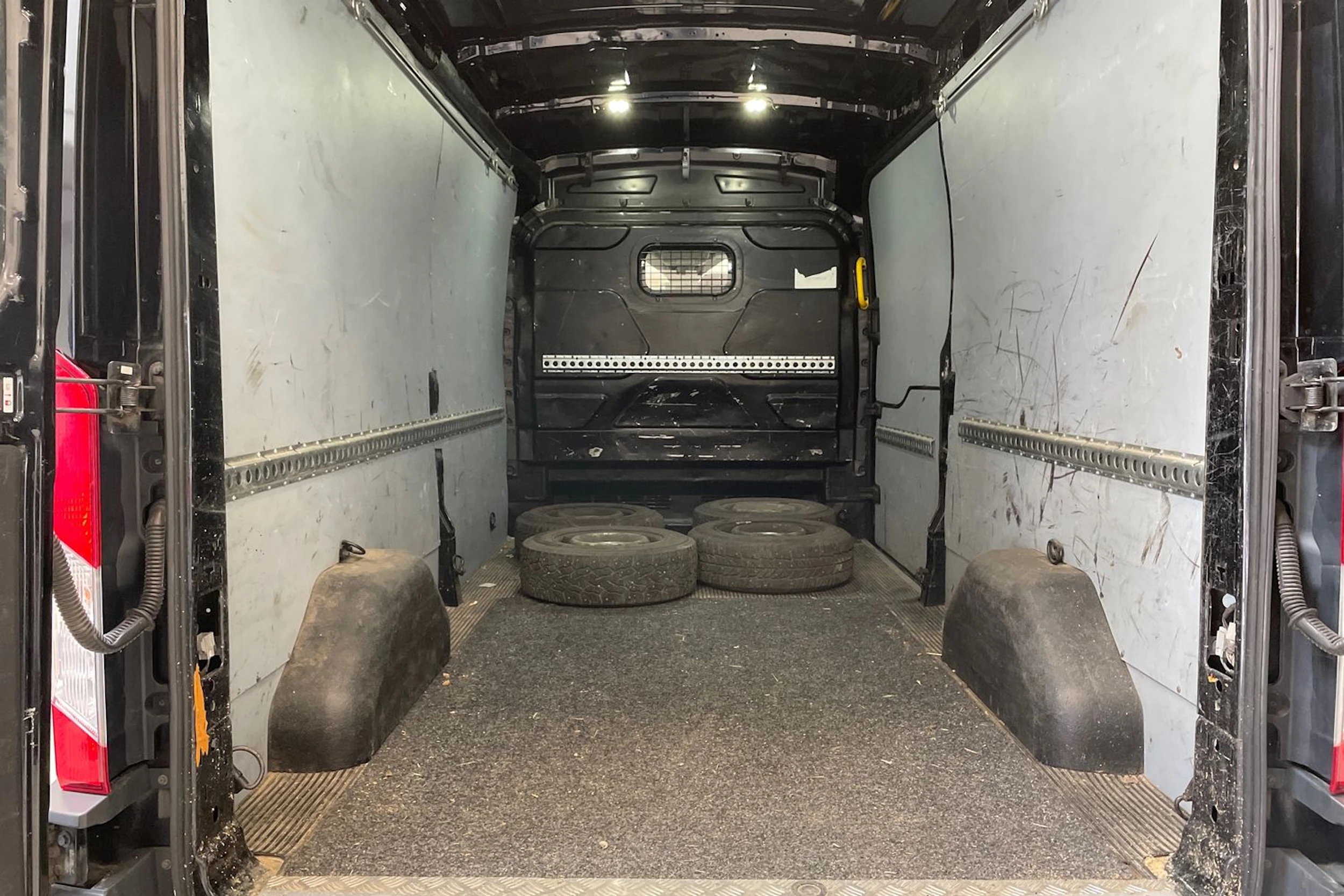 musta Ford Transit 2015 kuva 13.