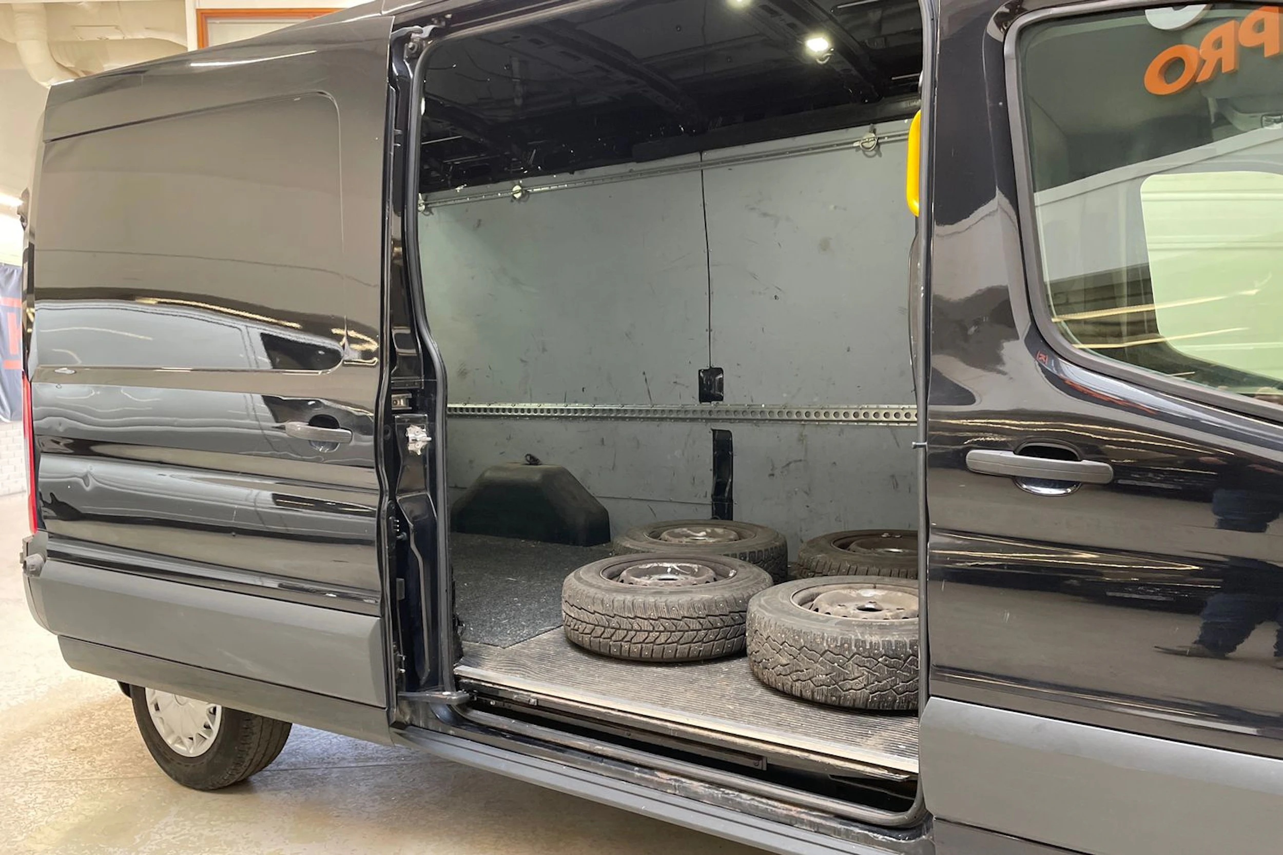 musta Ford Transit 2015 kuva 16.