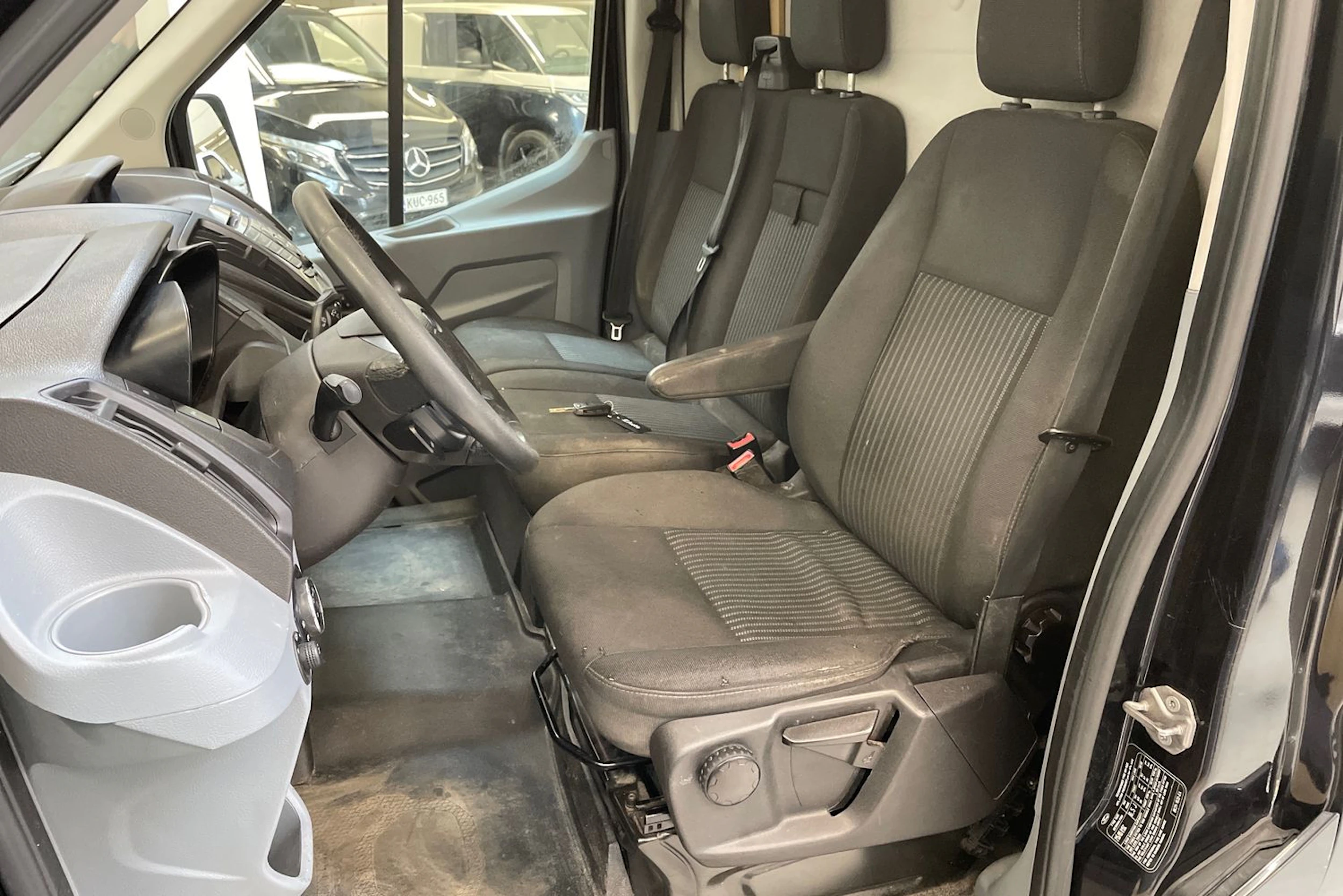 musta Ford Transit 2015 kuva 18.