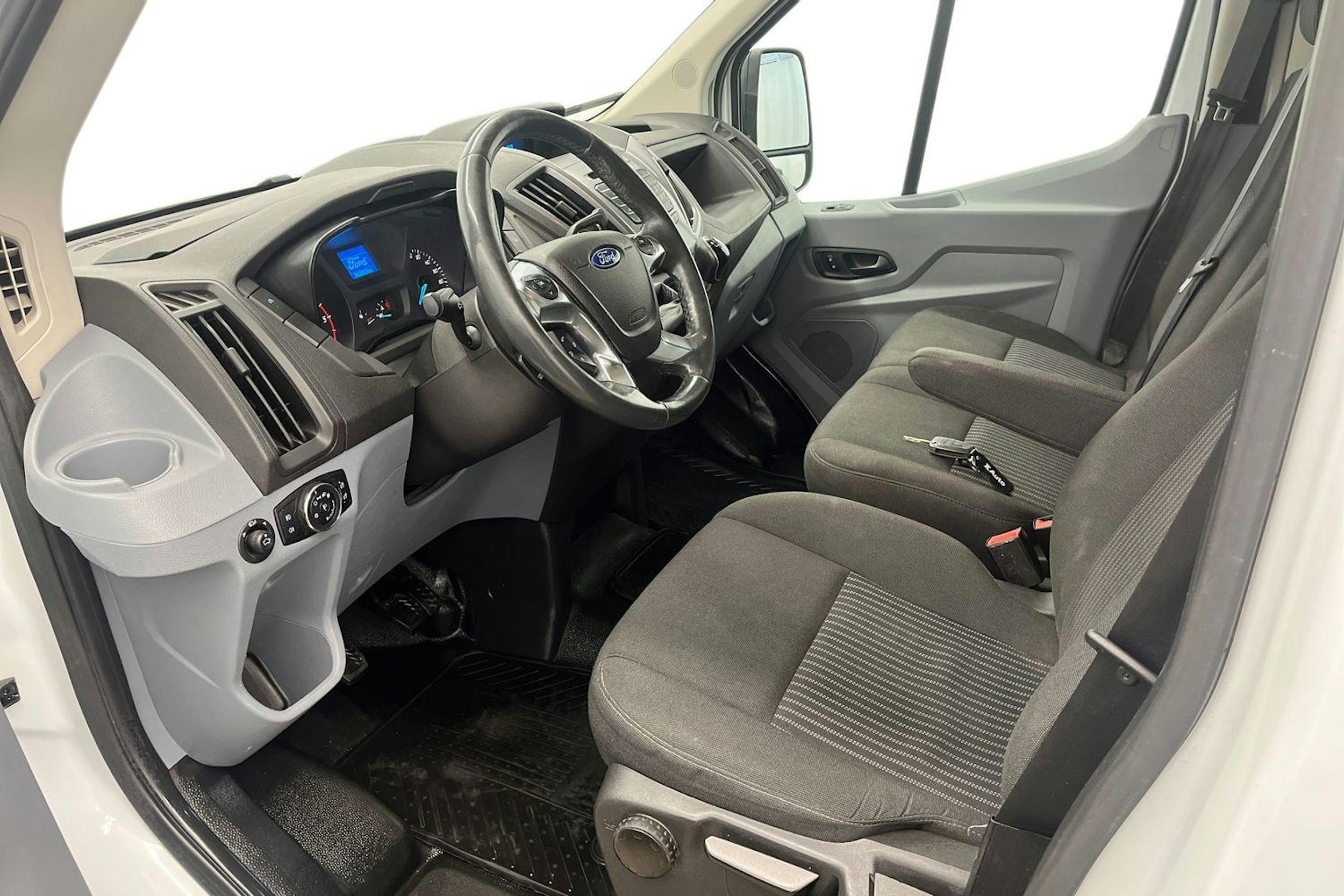 valkoinen Ford Transit 2015 kuva 7.