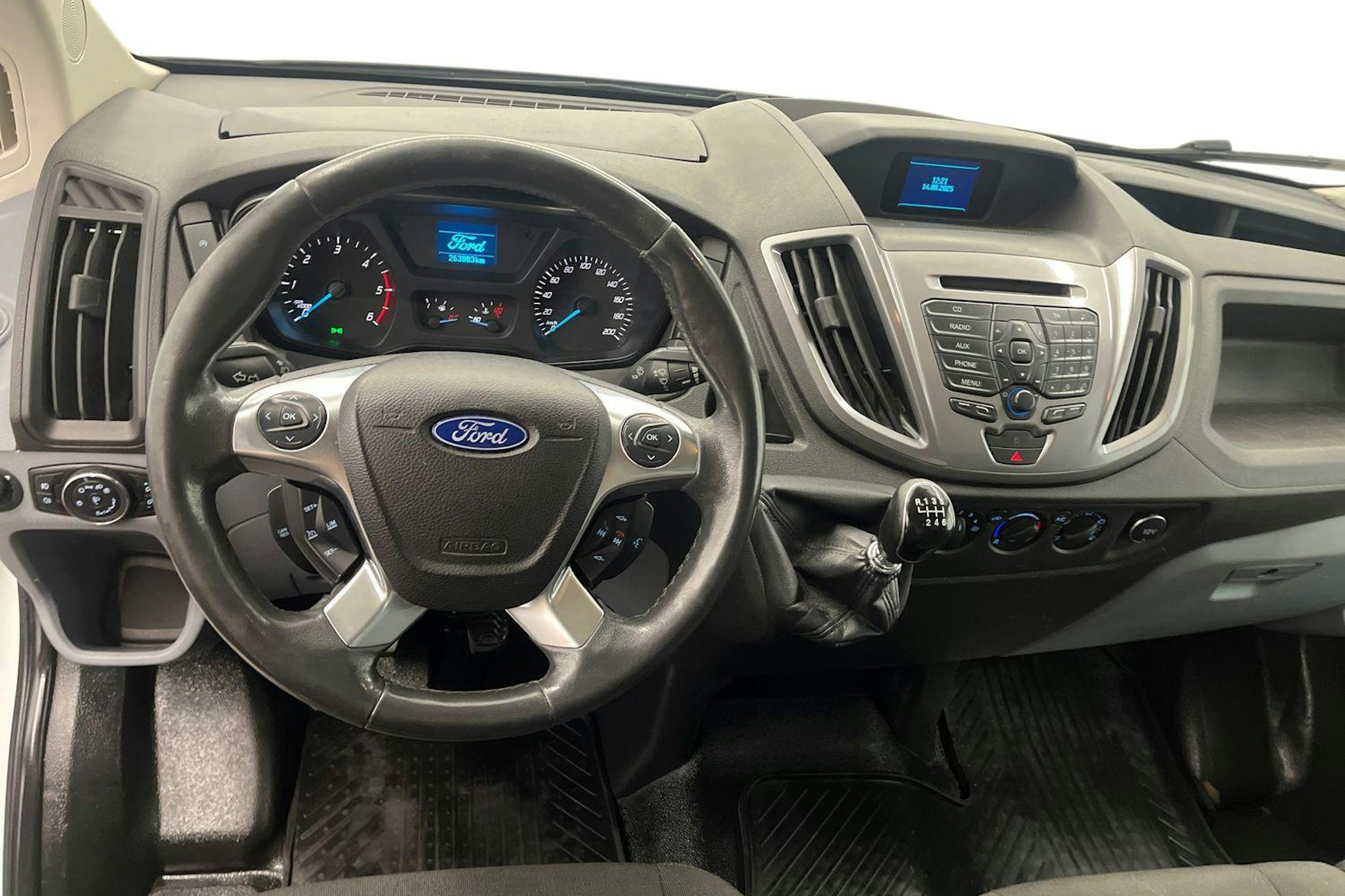 valkoinen Ford Transit 2015 kuva 9.