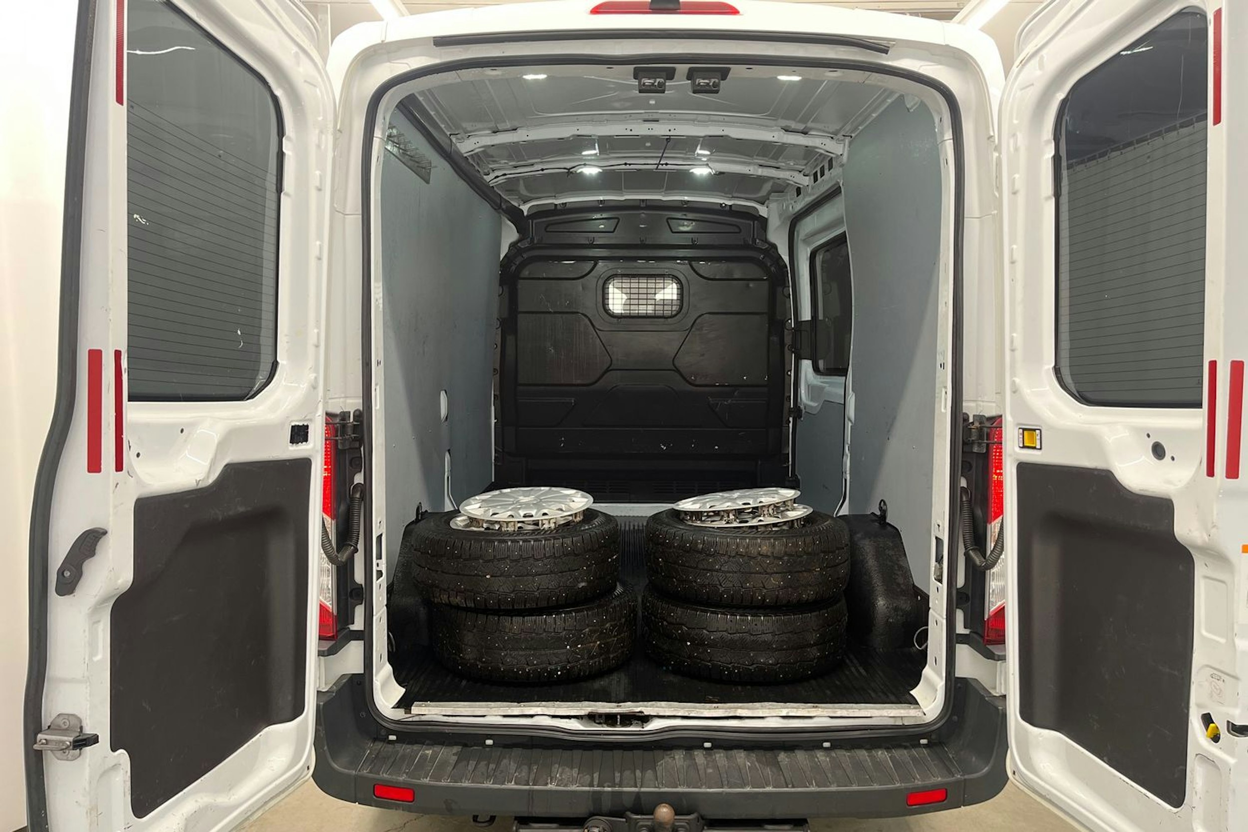 valkoinen Ford Transit 2015 kuva 14.