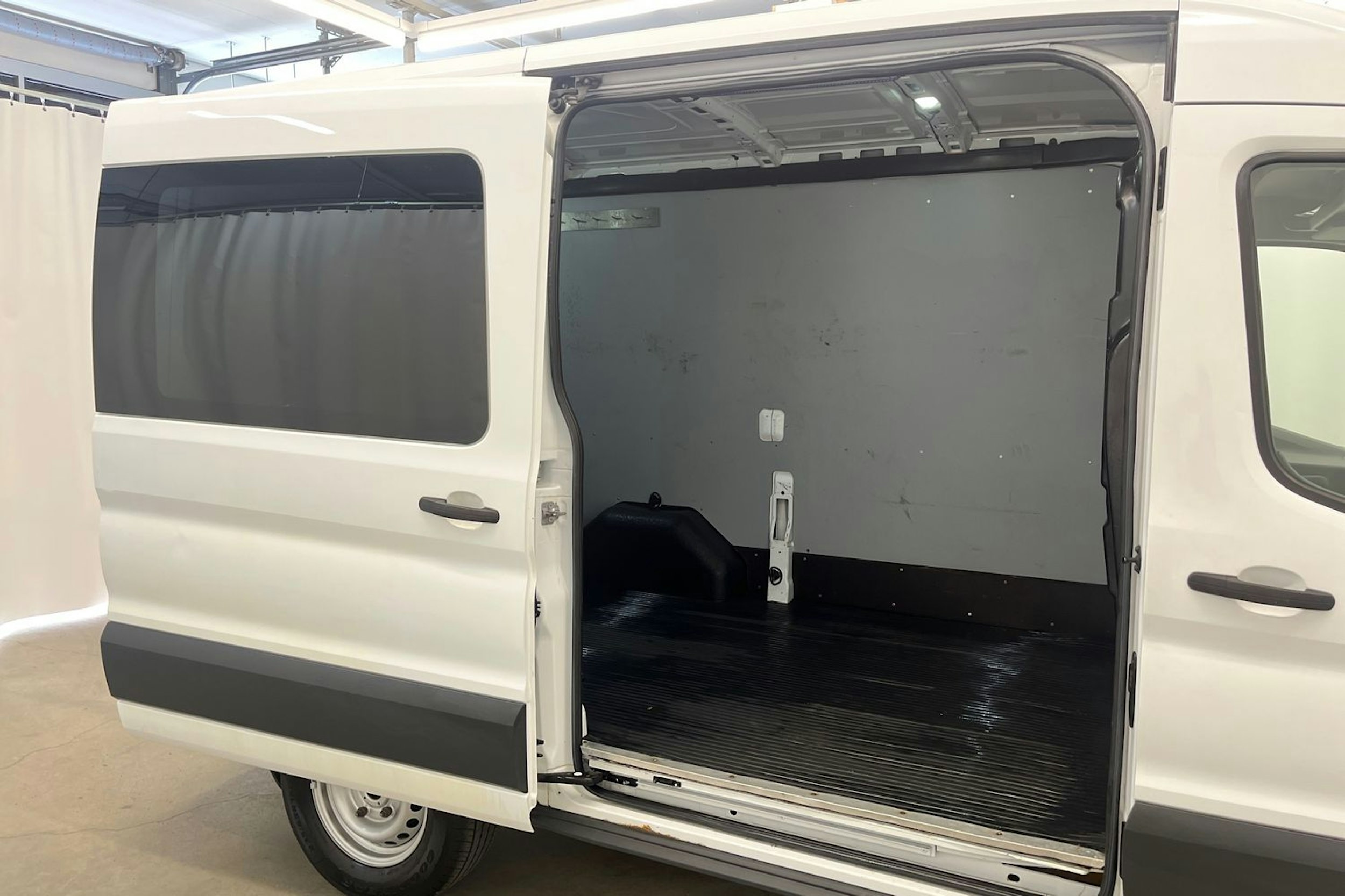 valkoinen Ford Transit 2015 kuva 16.