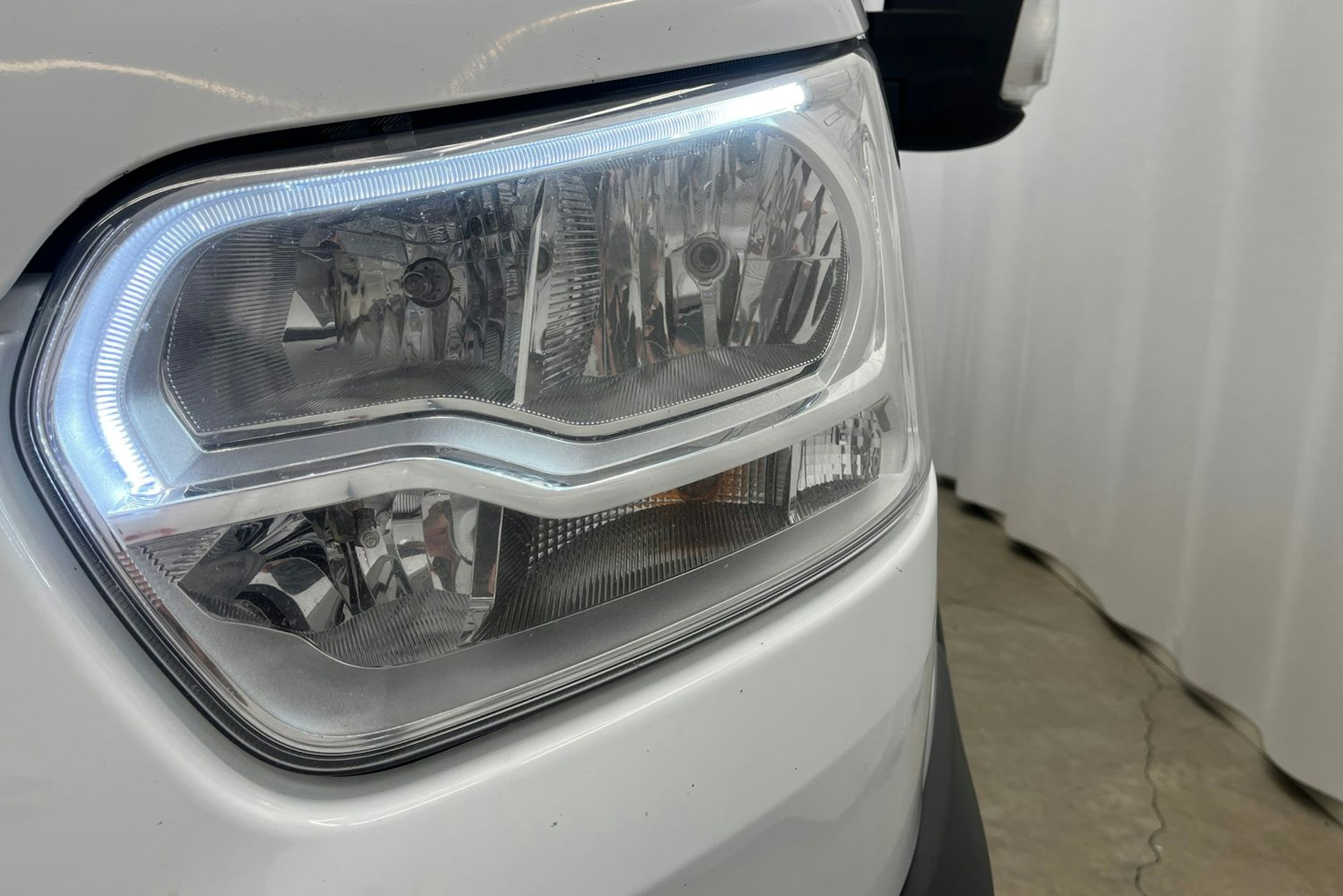 valkoinen Ford Transit 2015 kuva 18.