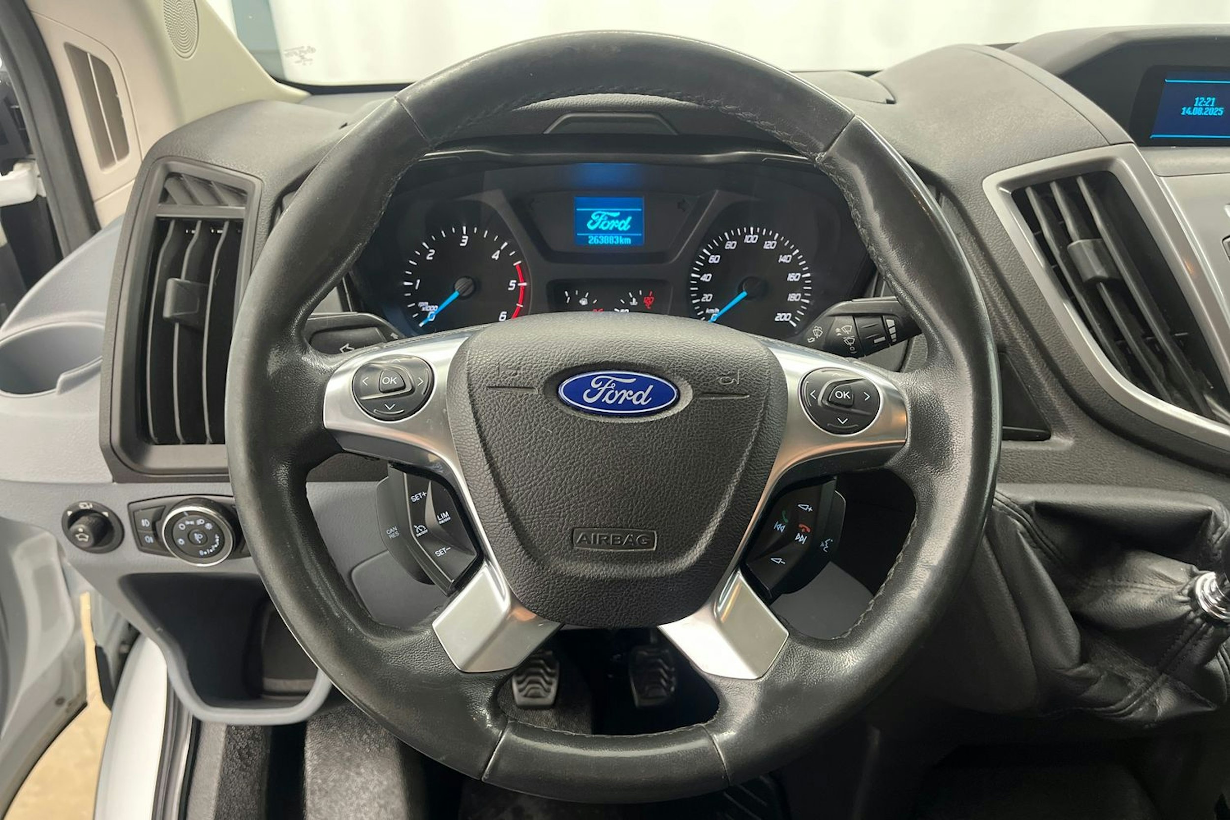 valkoinen Ford Transit 2015 kuva 19.