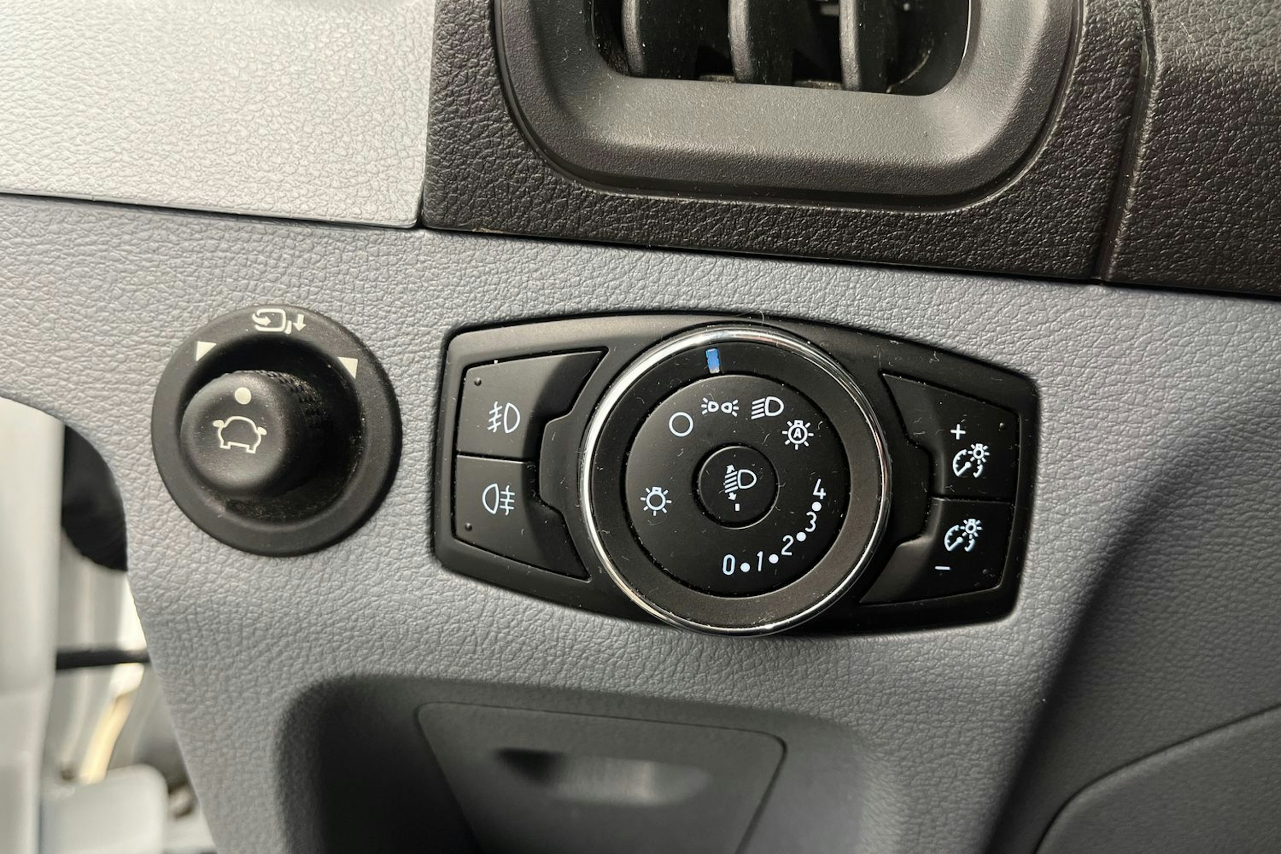 valkoinen Ford Transit 2015 kuva 22.