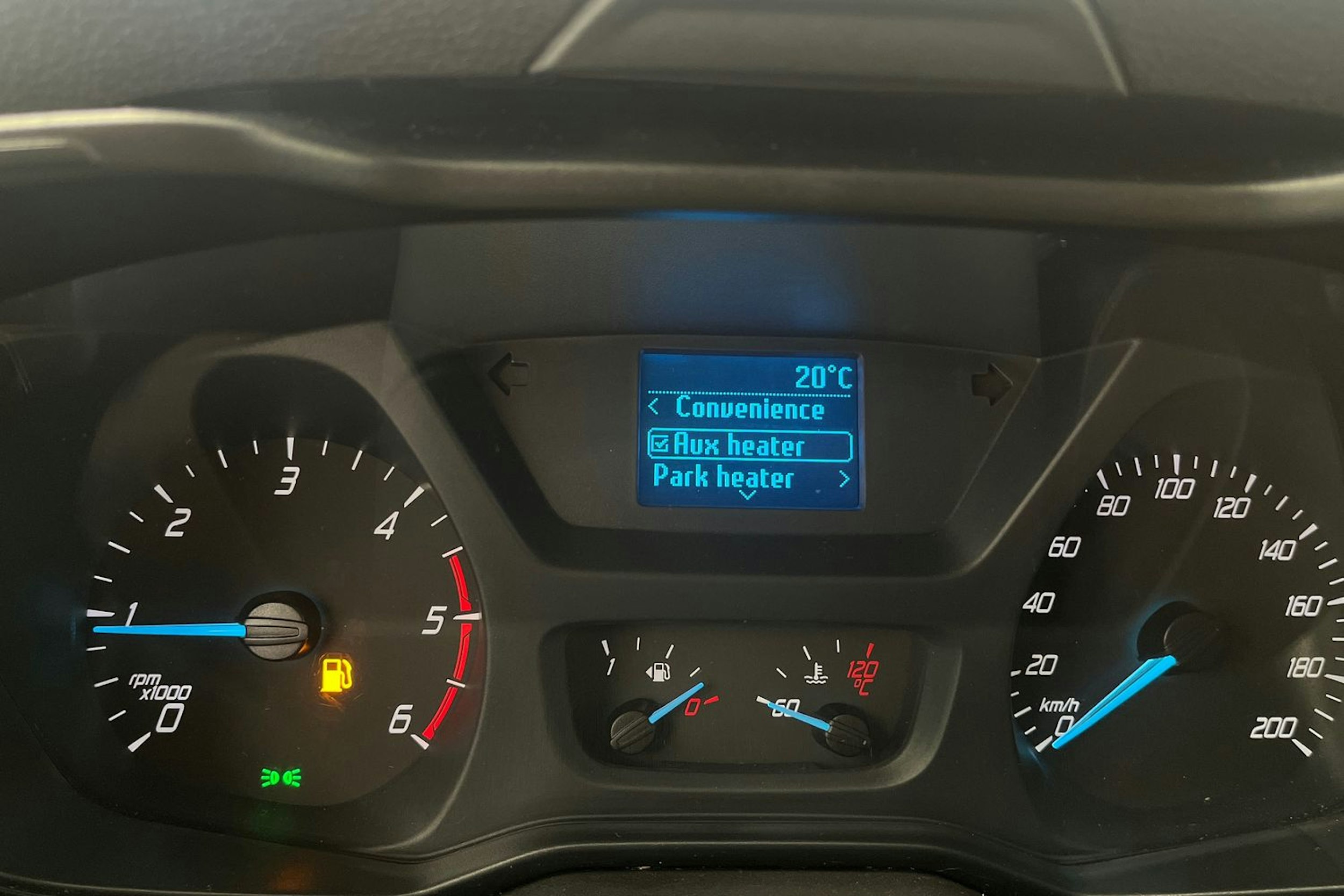valkoinen Ford Transit 2015 kuva 25.