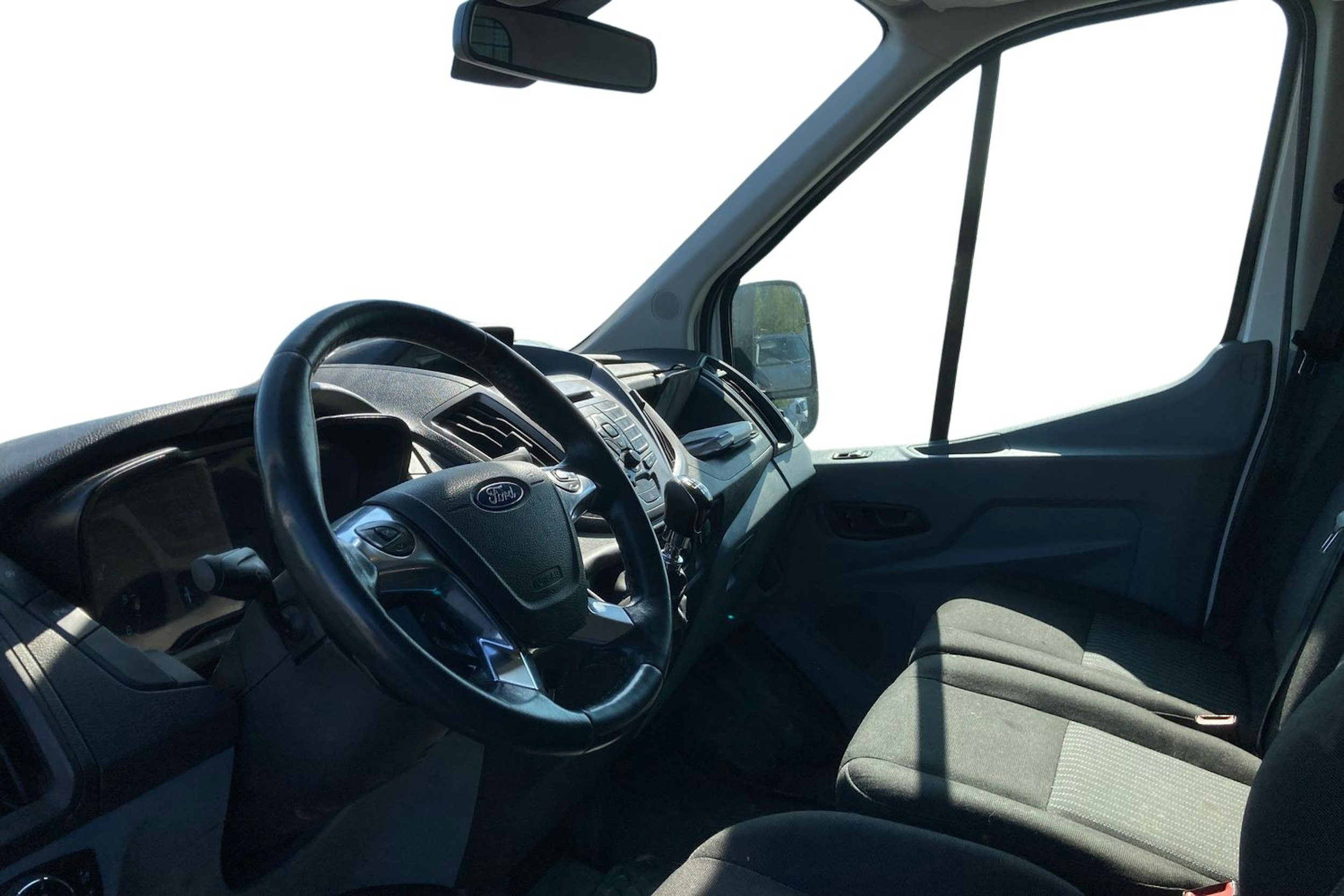valkoinen Ford Transit 2015 kuva 3.