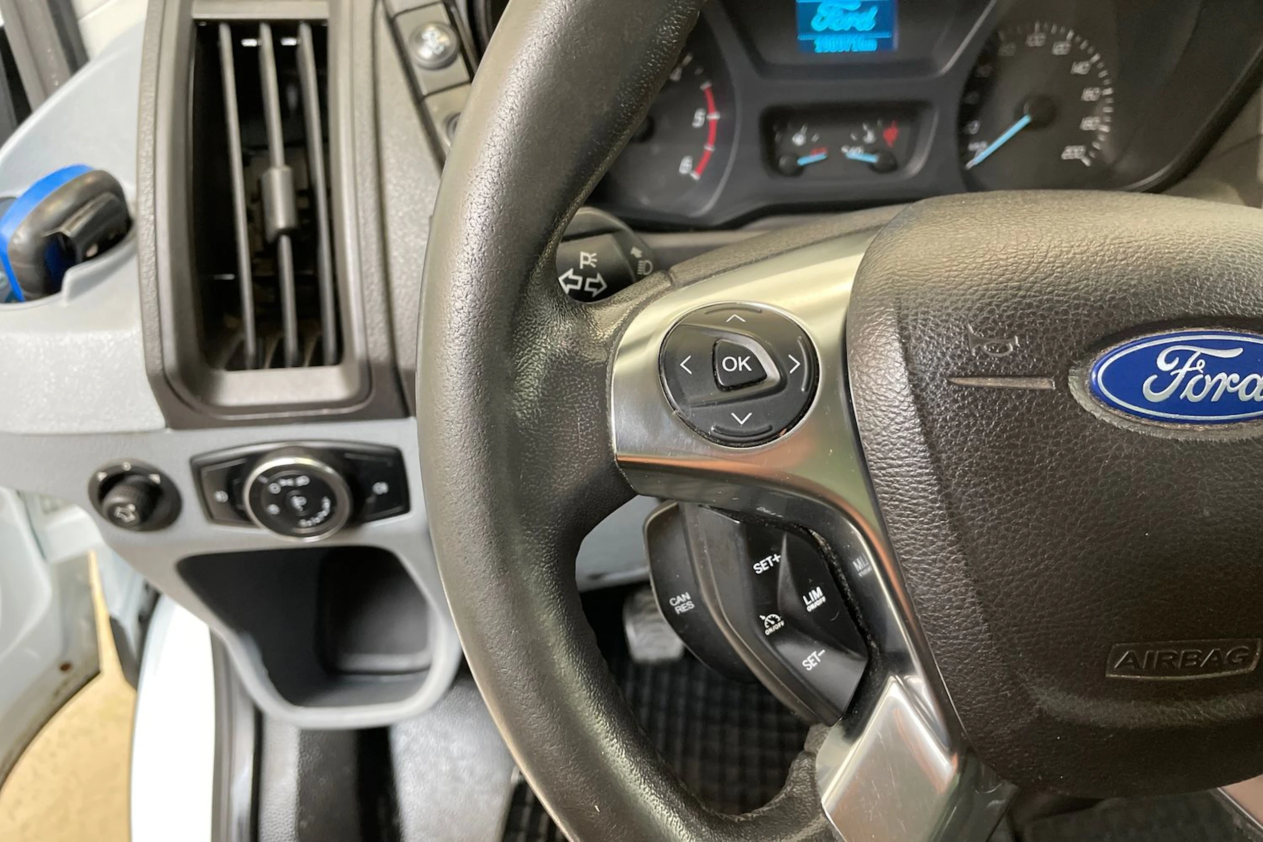 valkoinen Ford Transit 2015 kuva 19.