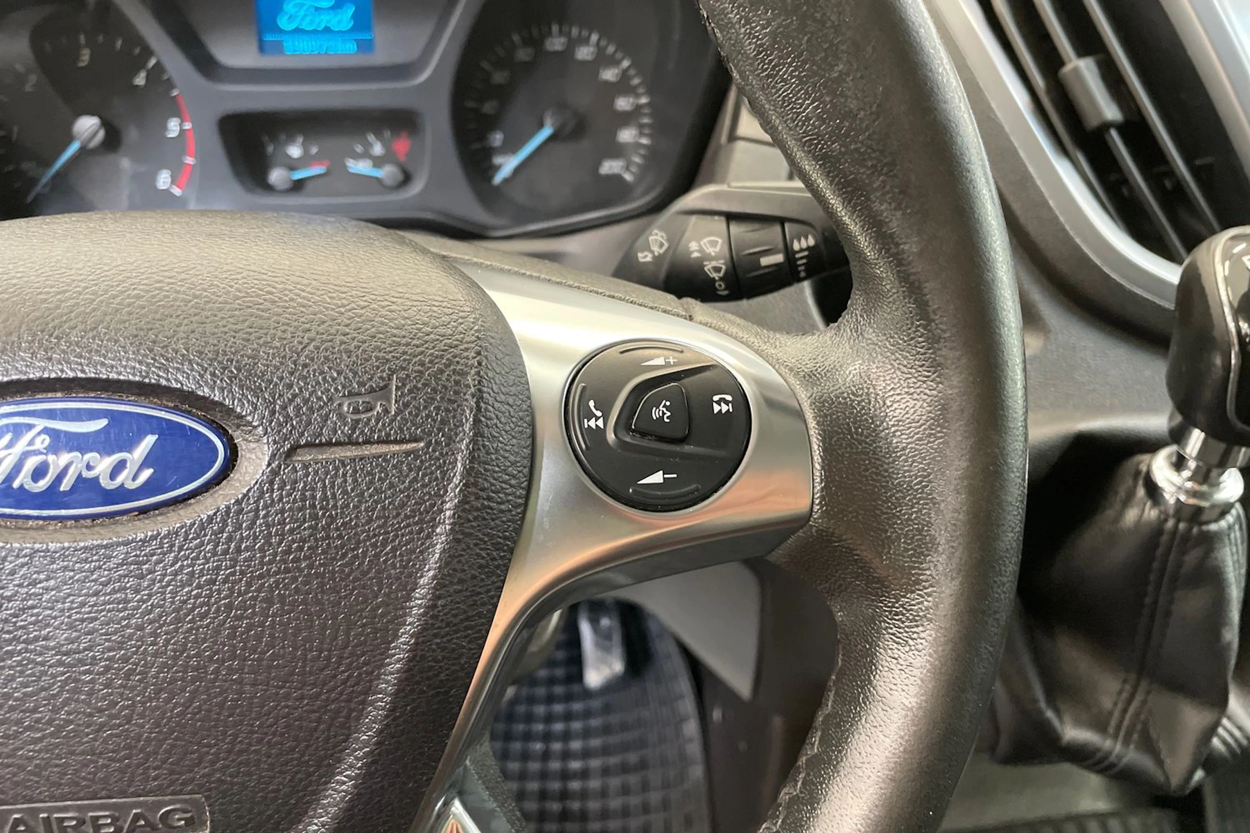 valkoinen Ford Transit 2015 kuva 20.