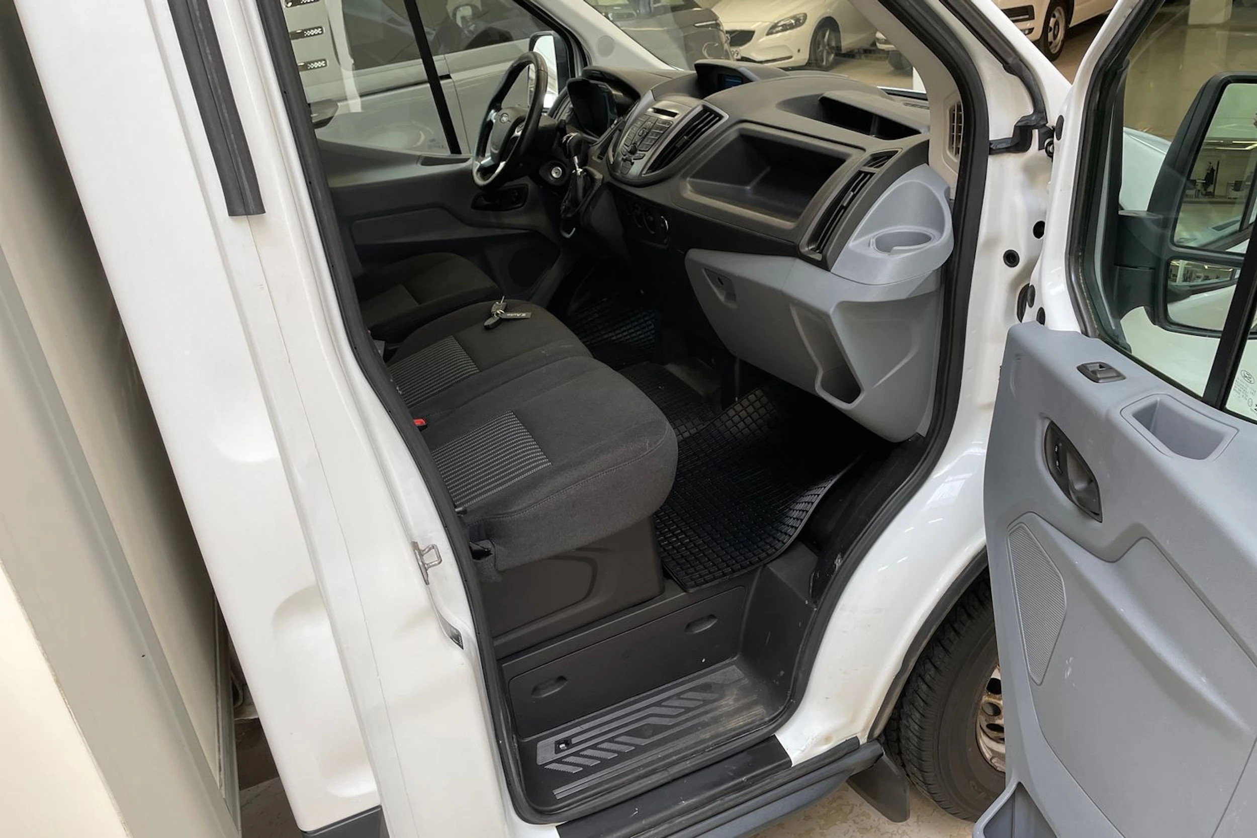 valkoinen Ford Transit 2015 kuva 21.