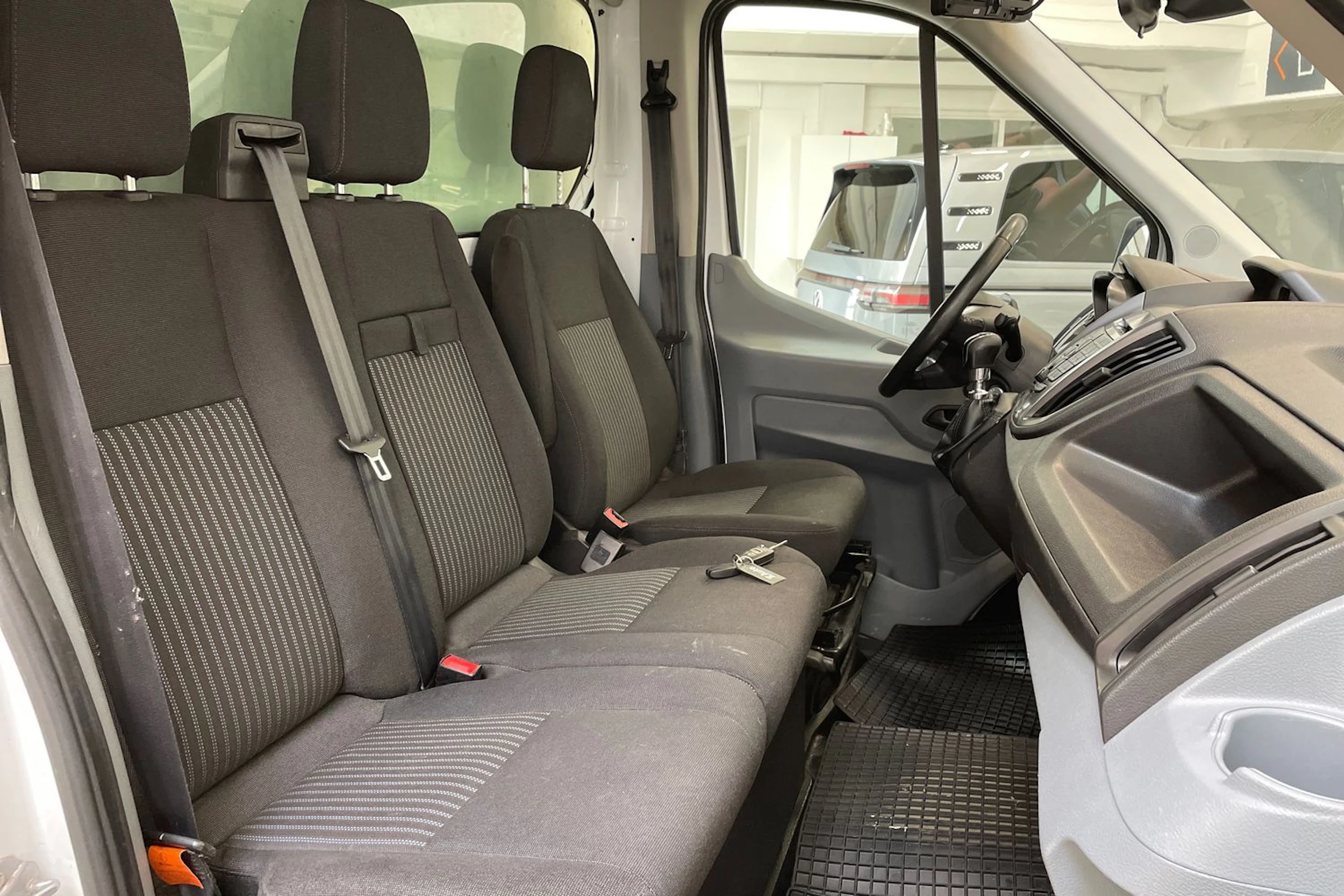 valkoinen Ford Transit 2015 kuva 22.