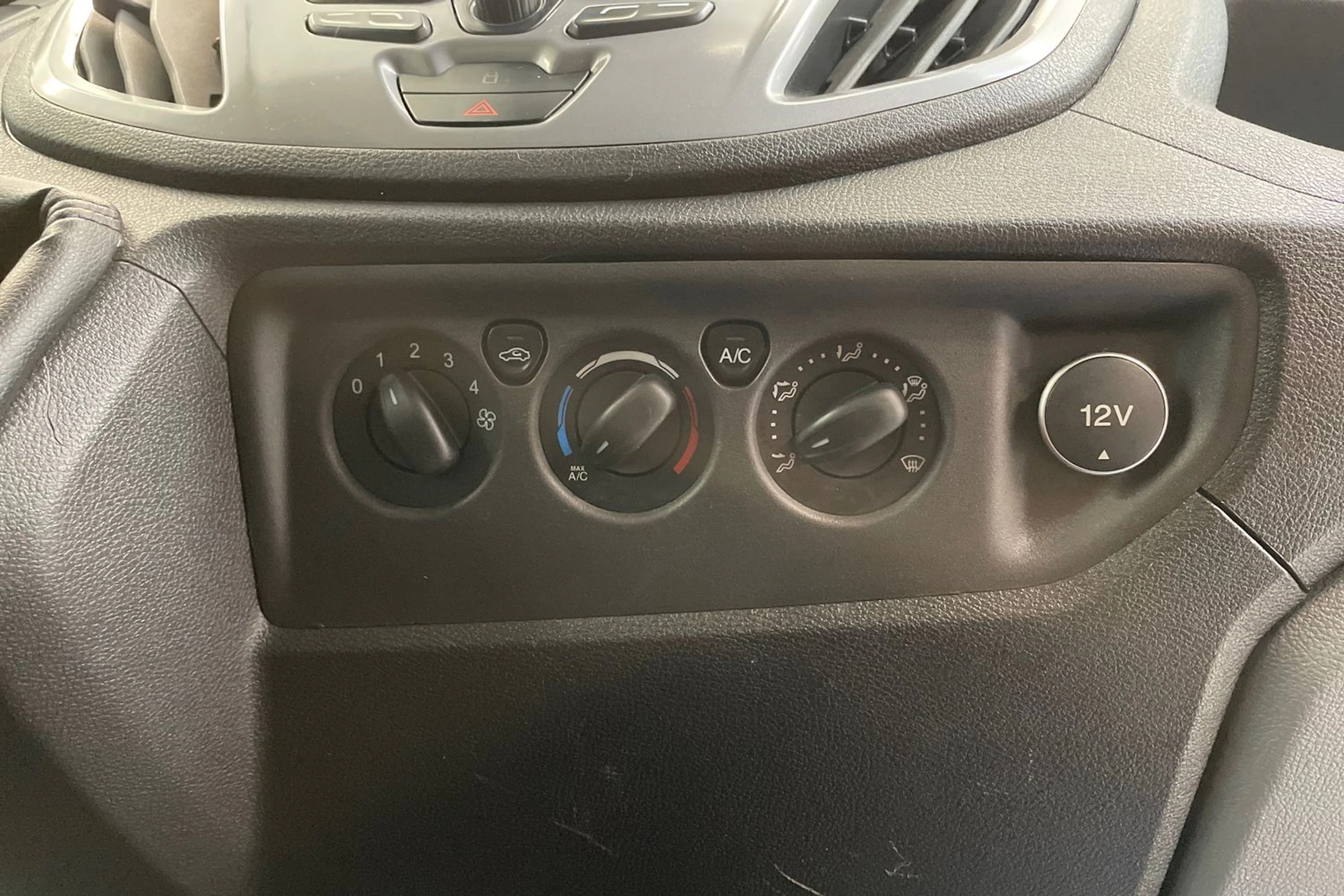 valkoinen Ford Transit 2015 kuva 23.
