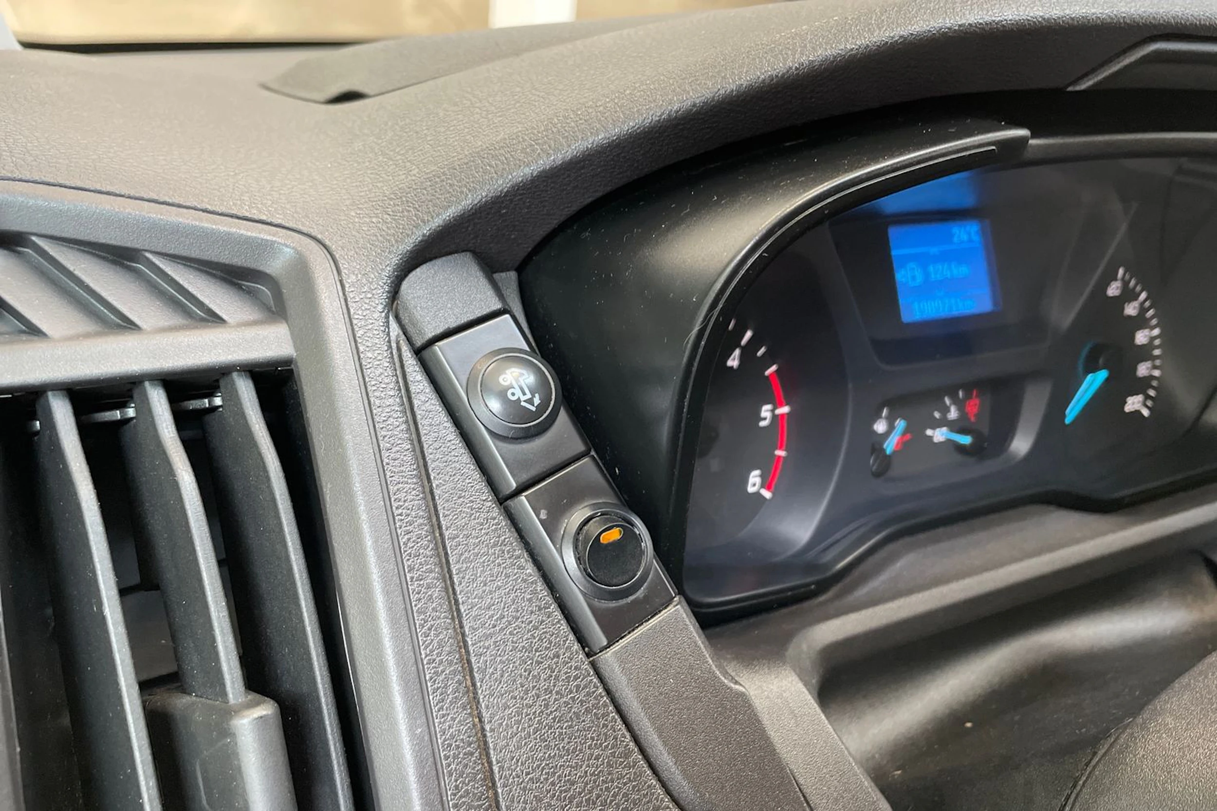 valkoinen Ford Transit 2015 kuva 31.