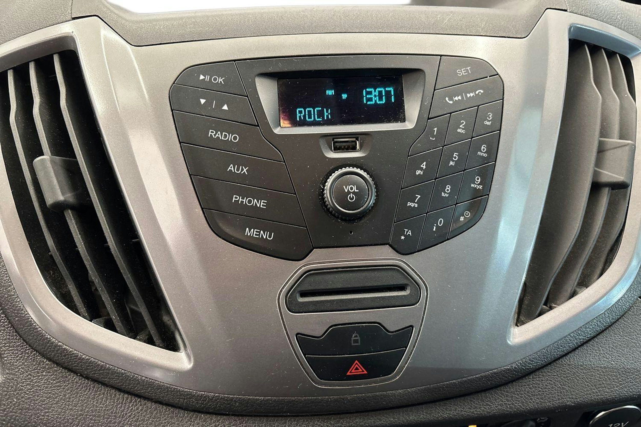 valkoinen Ford Transit 2015 kuva 9.