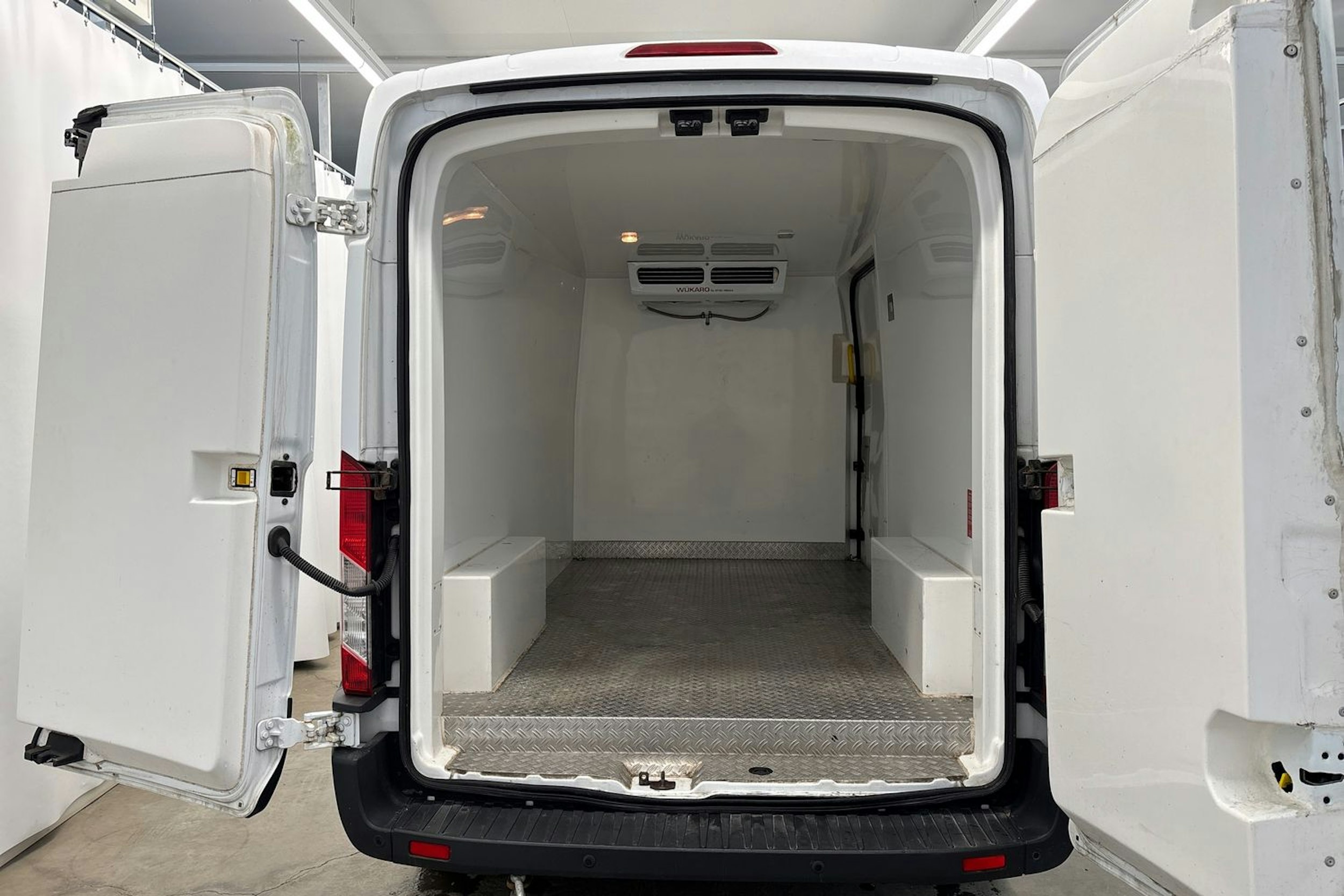 valkoinen Ford Transit 2015 kuva 16.