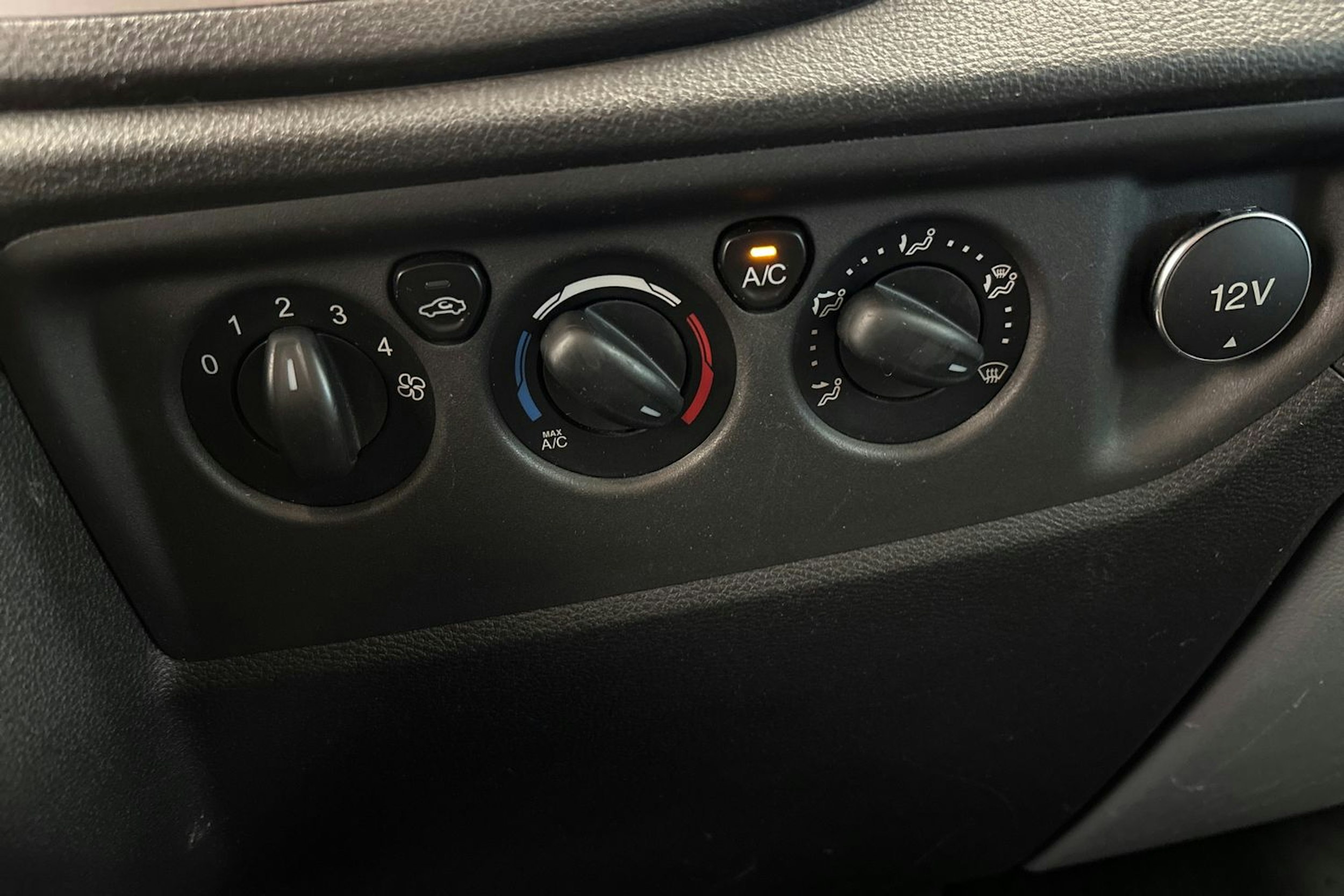 valkoinen Ford Transit 2015 kuva 21.