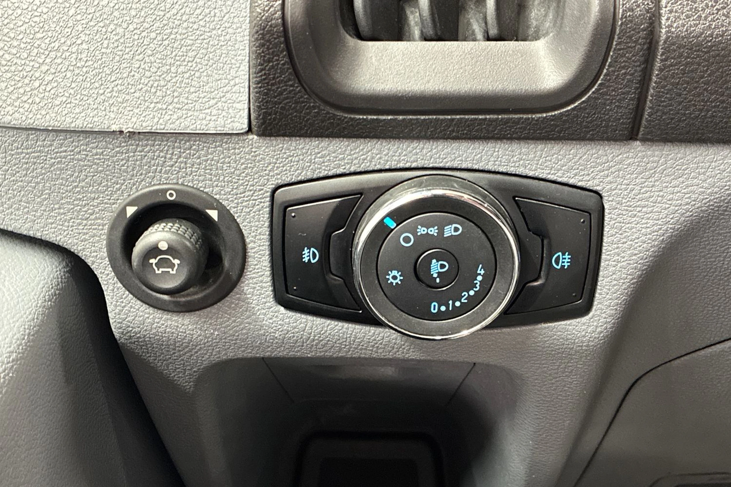 valkoinen Ford Transit 2016 kuva 17.