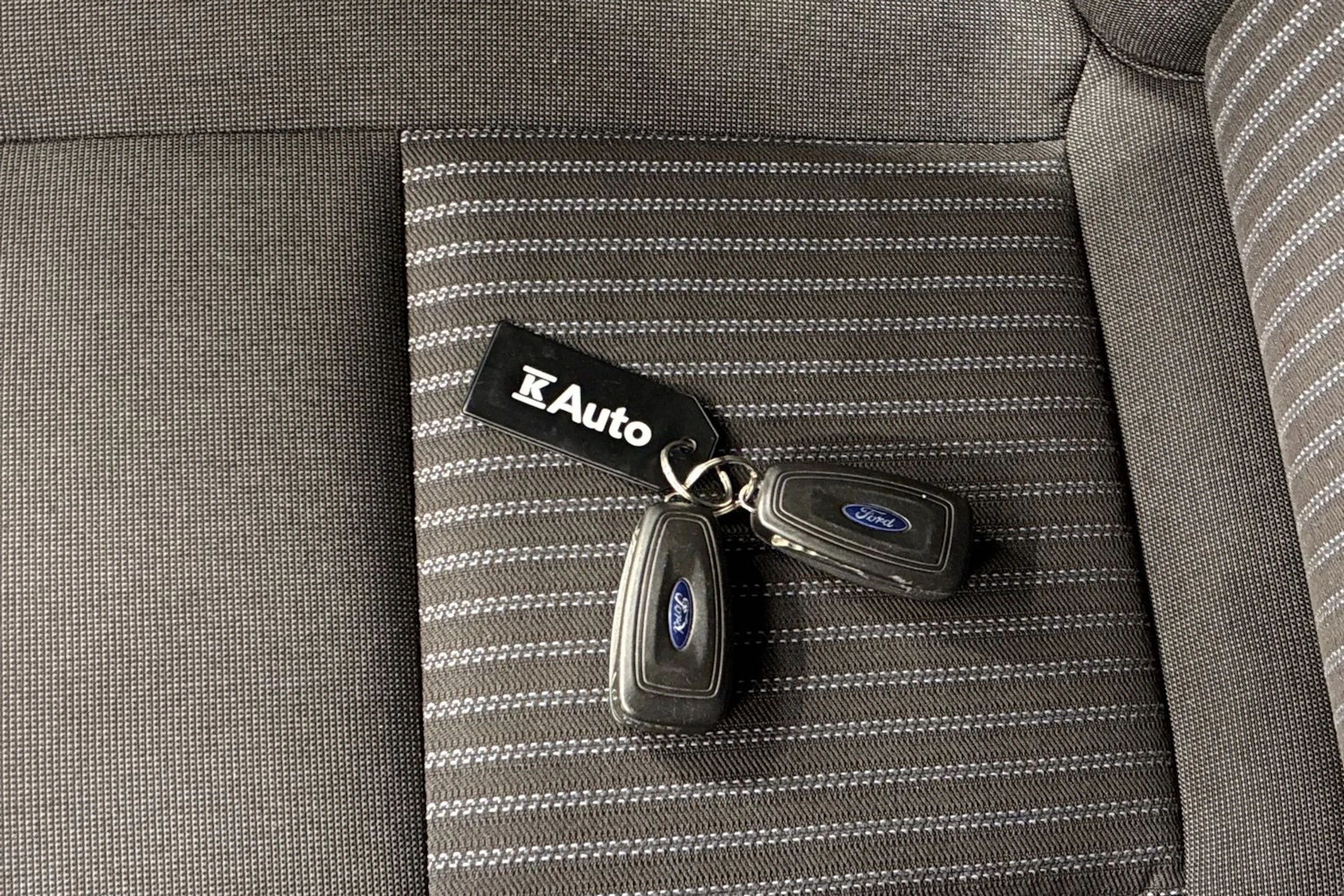 valkoinen Ford Transit 2016 kuva 19.