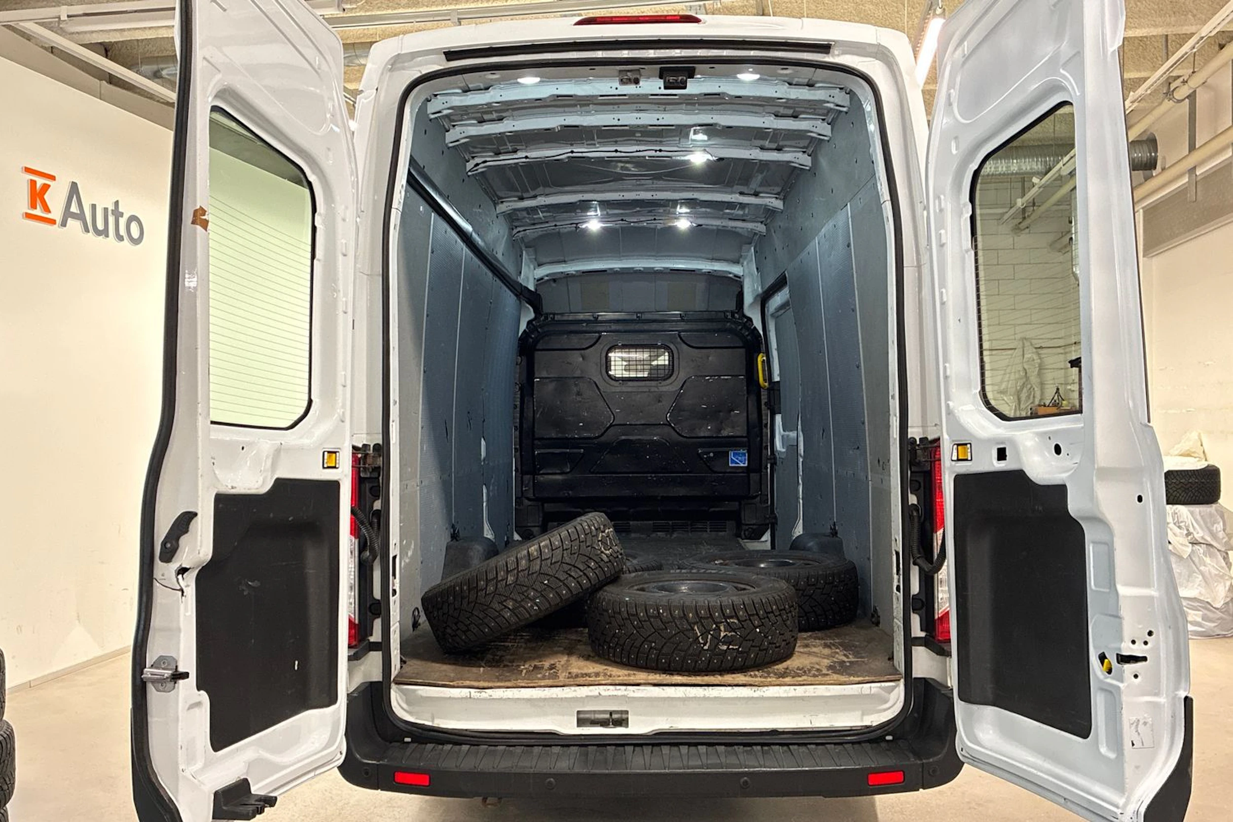 valkoinen Ford Transit 2016 kuva 21.