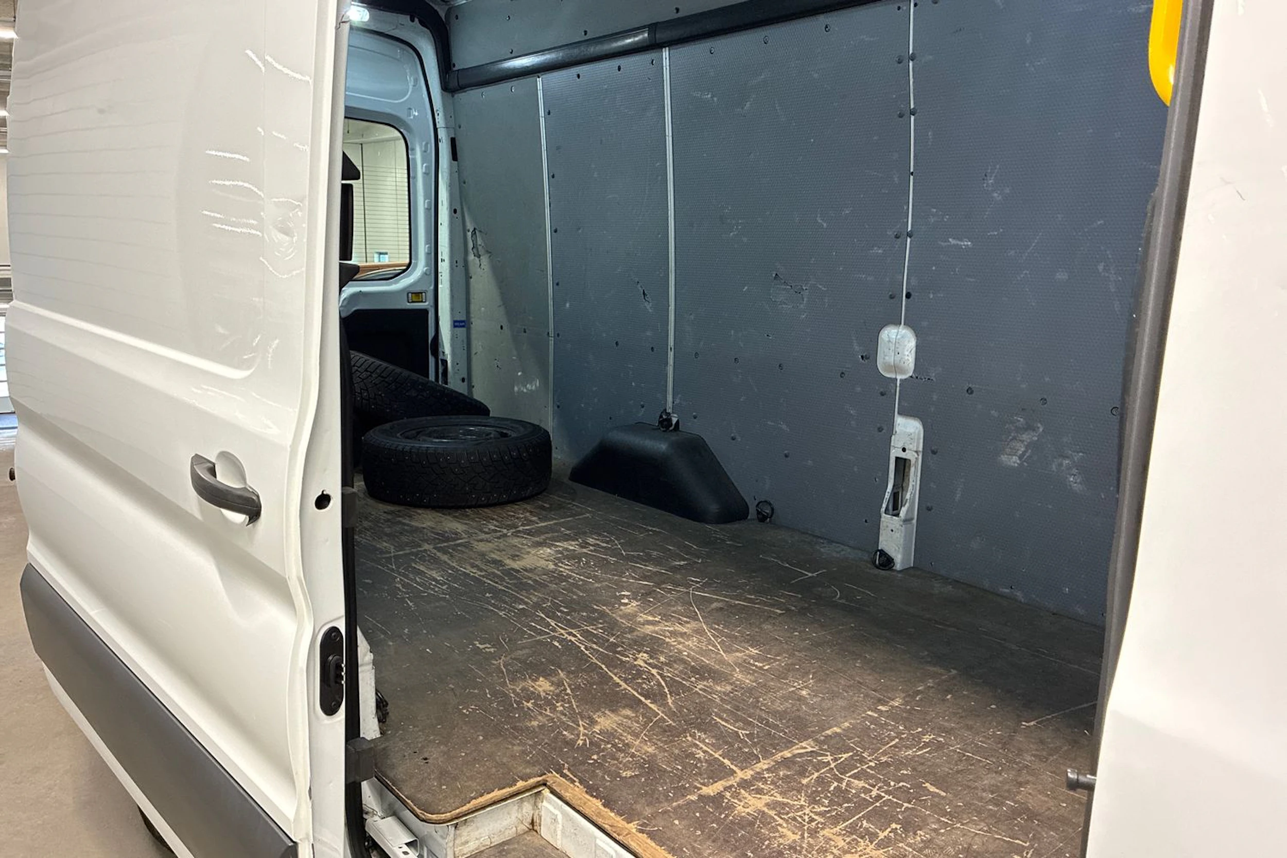 valkoinen Ford Transit 2016 kuva 24.