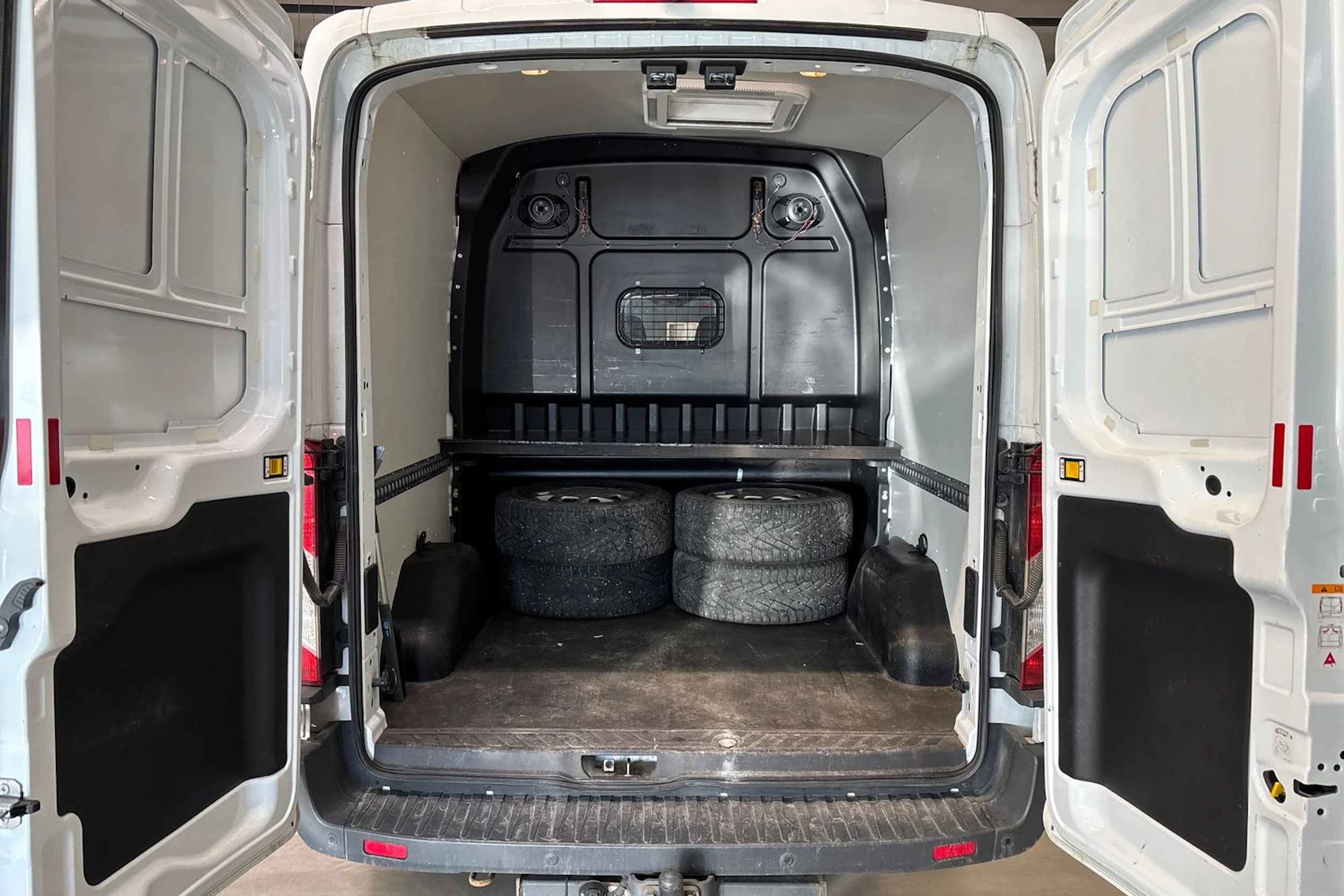 valkoinen Ford Transit 2016 kuva 5.