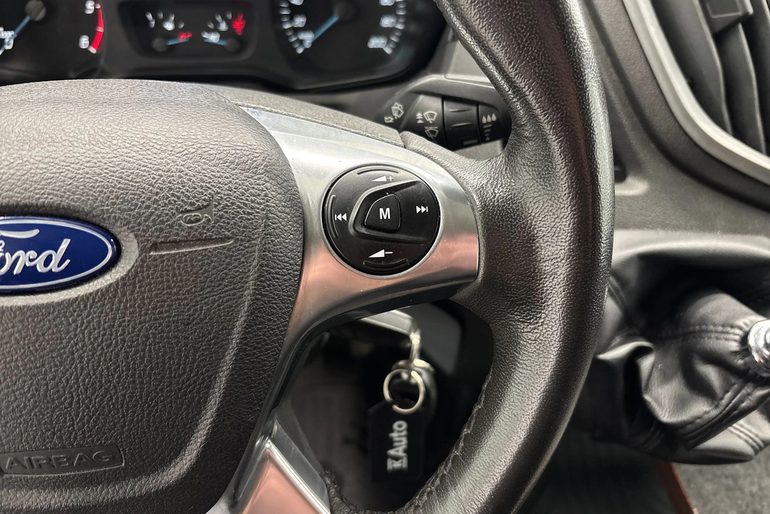 valkoinen Ford Transit 2016 kuva 12.
