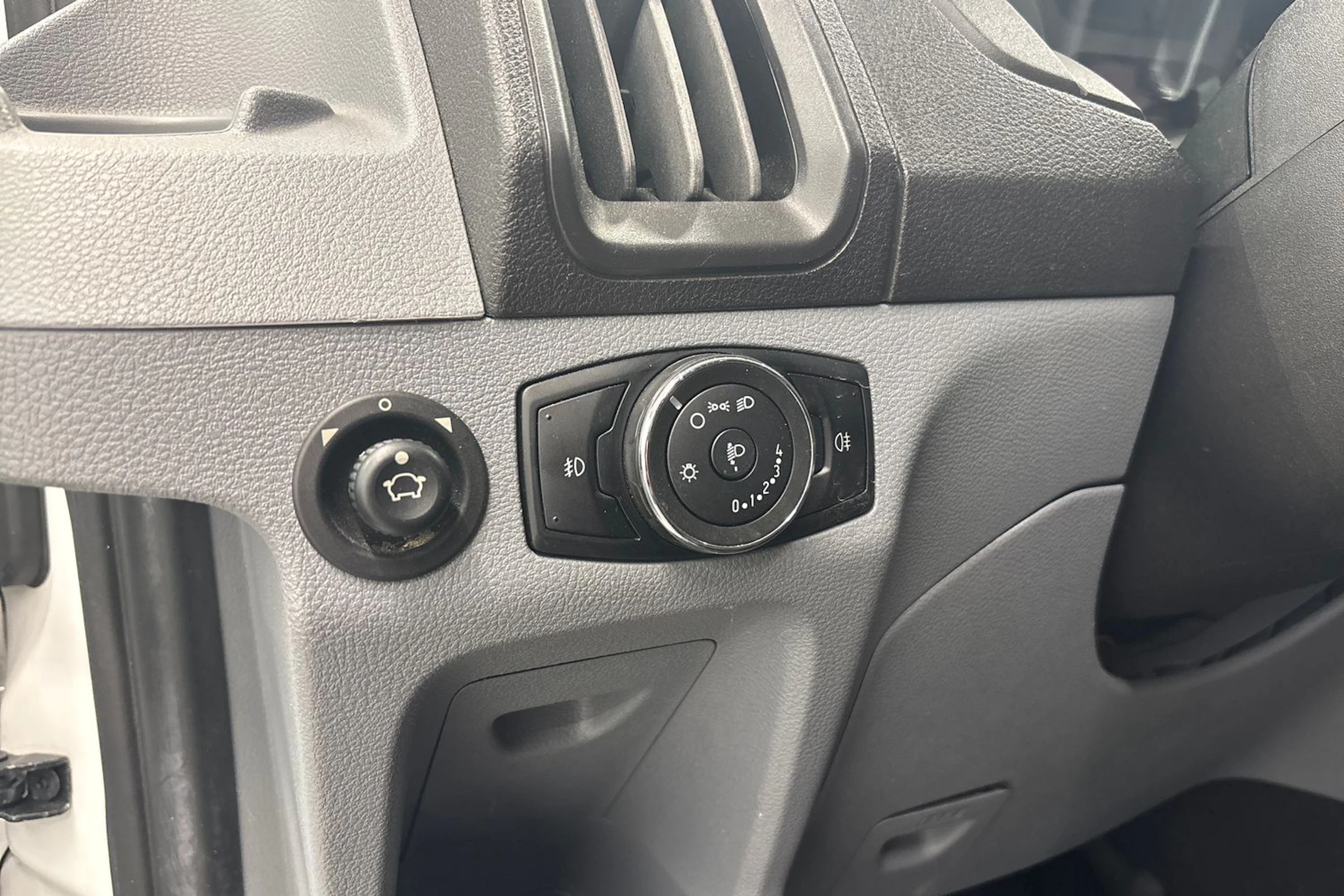 valkoinen Ford Transit 2016 kuva 20.
