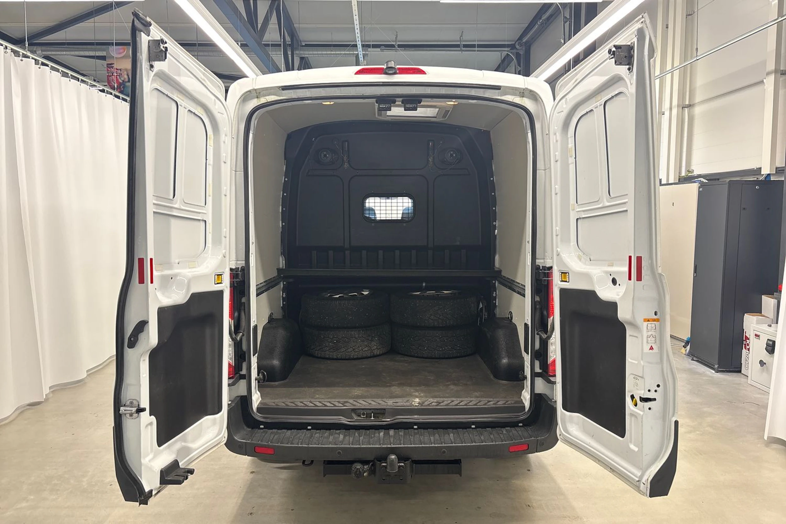 valkoinen Ford Transit 2016 kuva 26.