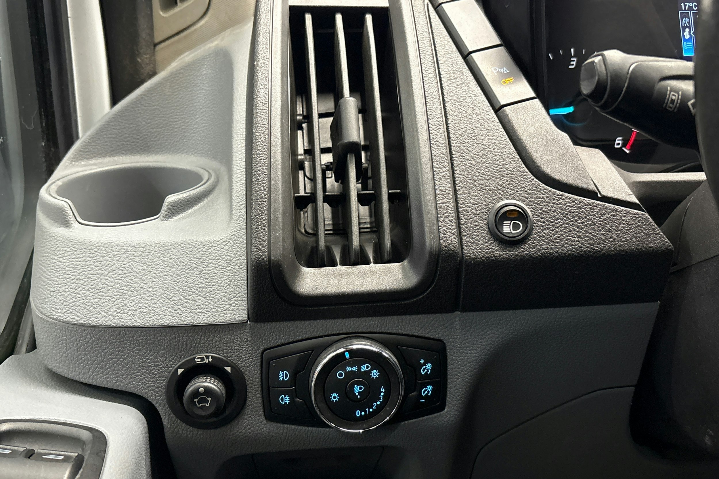 valkoinen Ford Transit 2016 kuva 20.