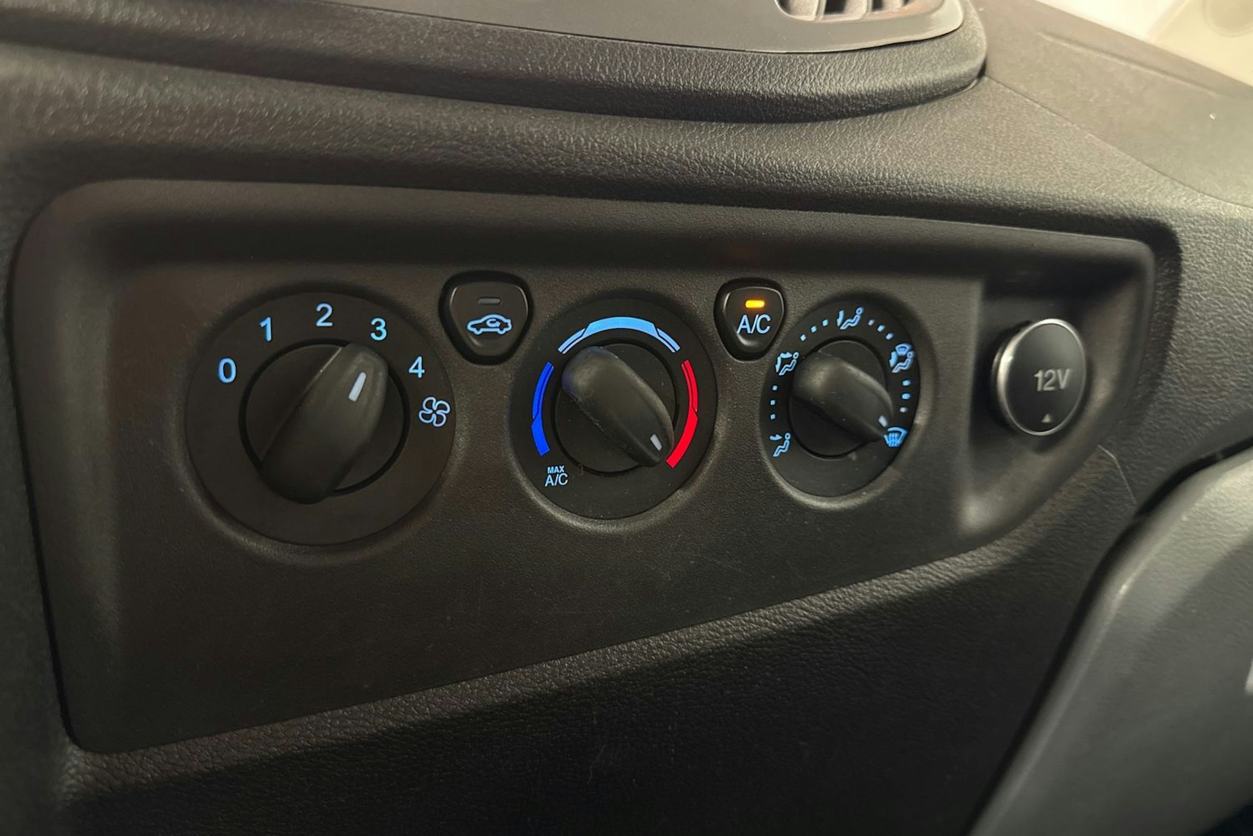 sininen Ford Transit 2016 kuva 26.