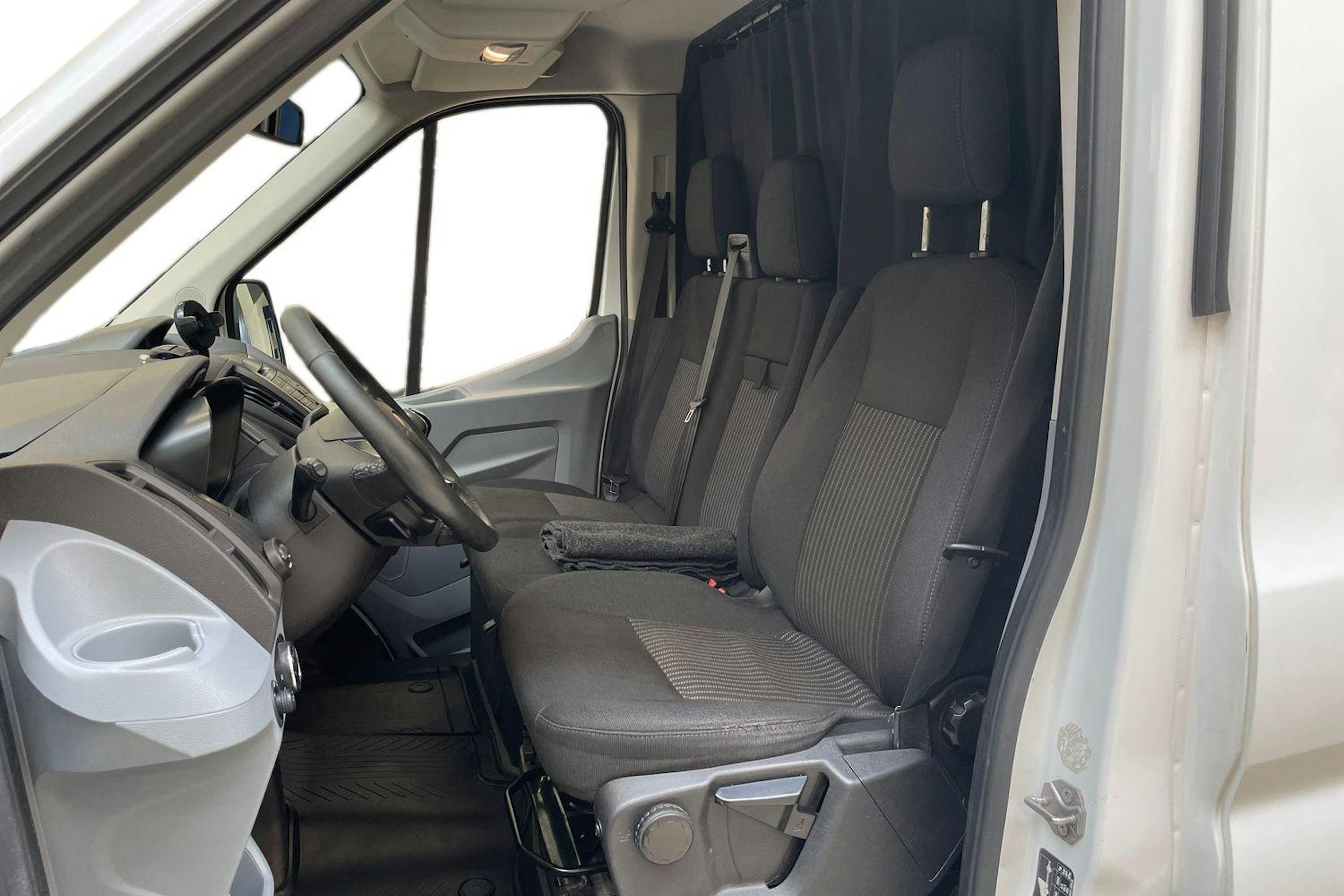 valkoinen Ford Transit 2016 kuva 6.