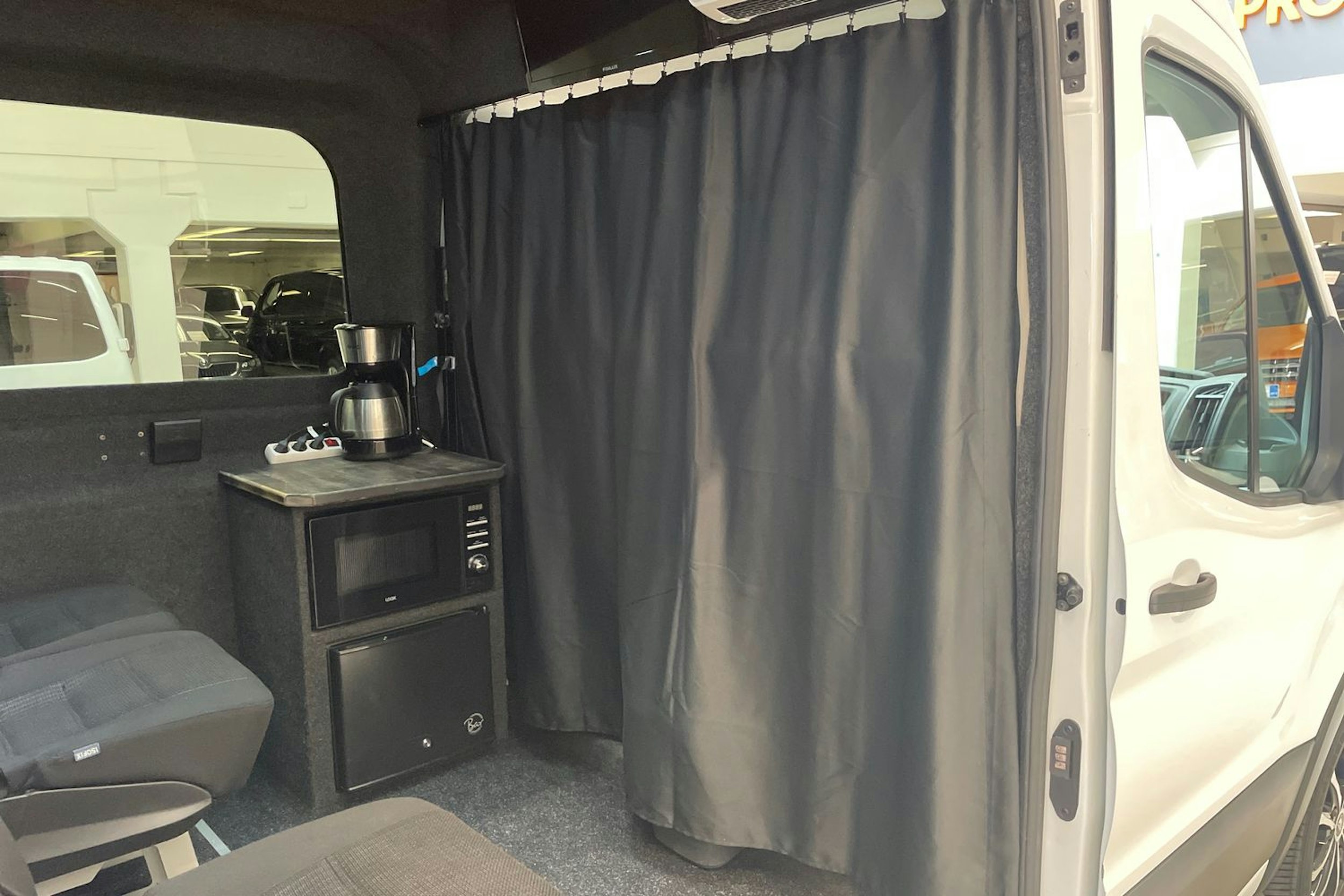 valkoinen Ford Transit 2016 kuva 11.