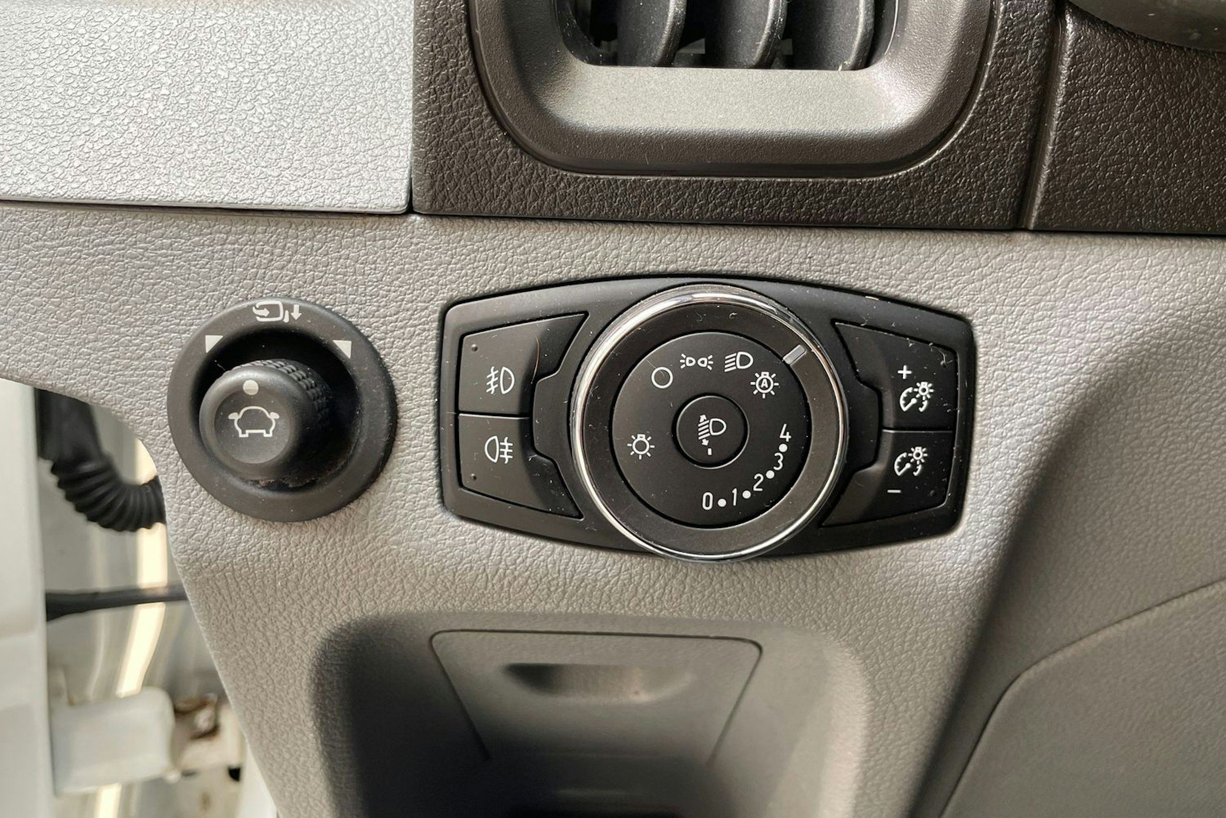 valkoinen Ford Transit 2016 kuva 25.