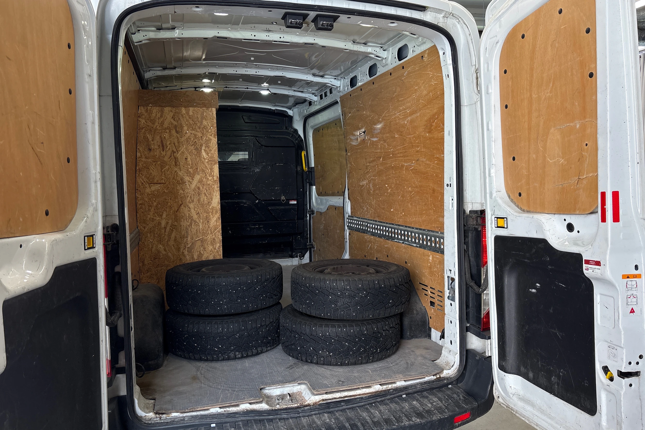 valkoinen Ford Transit 2016 kuva 4.