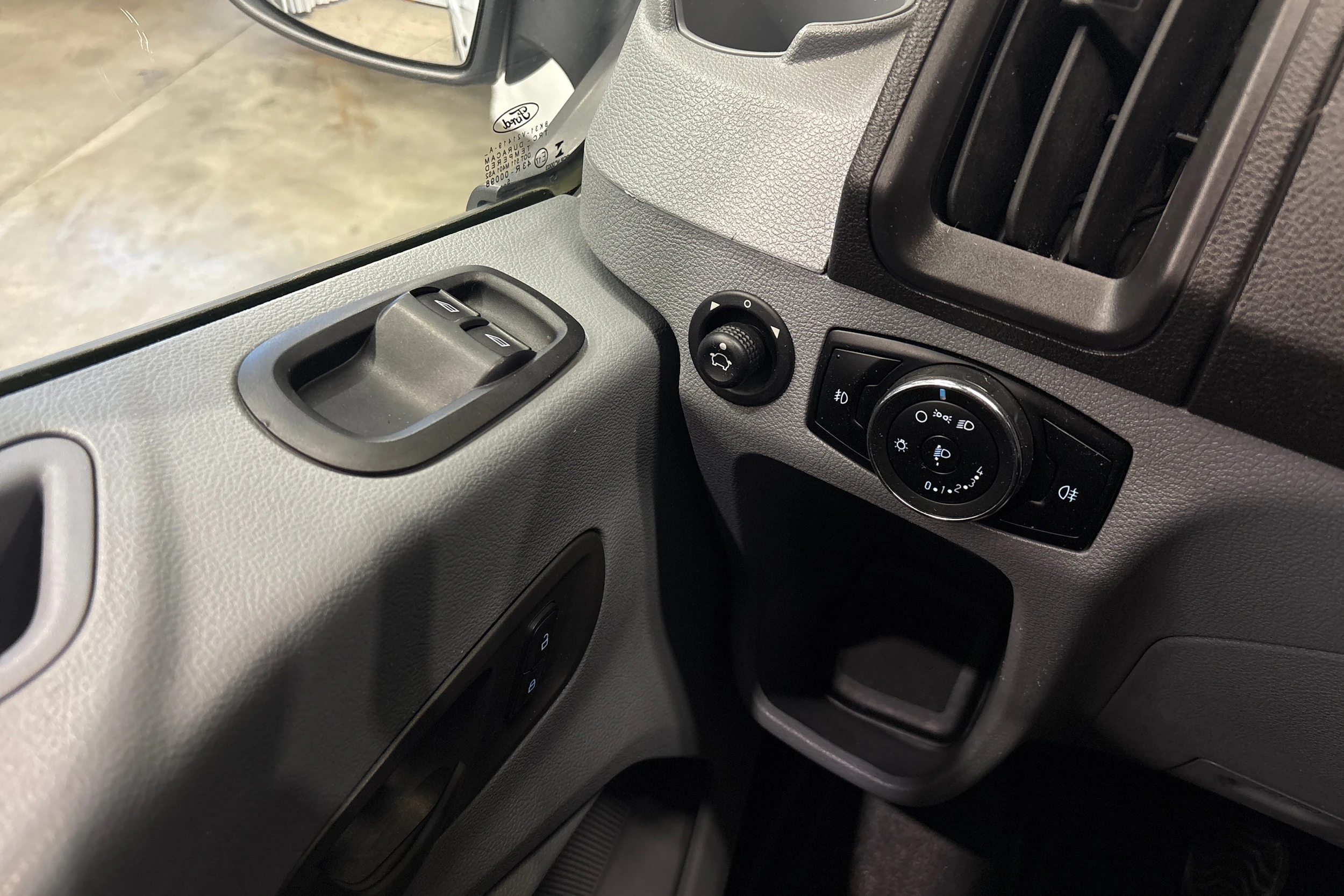 valkoinen Ford Transit 2016 kuva 21.