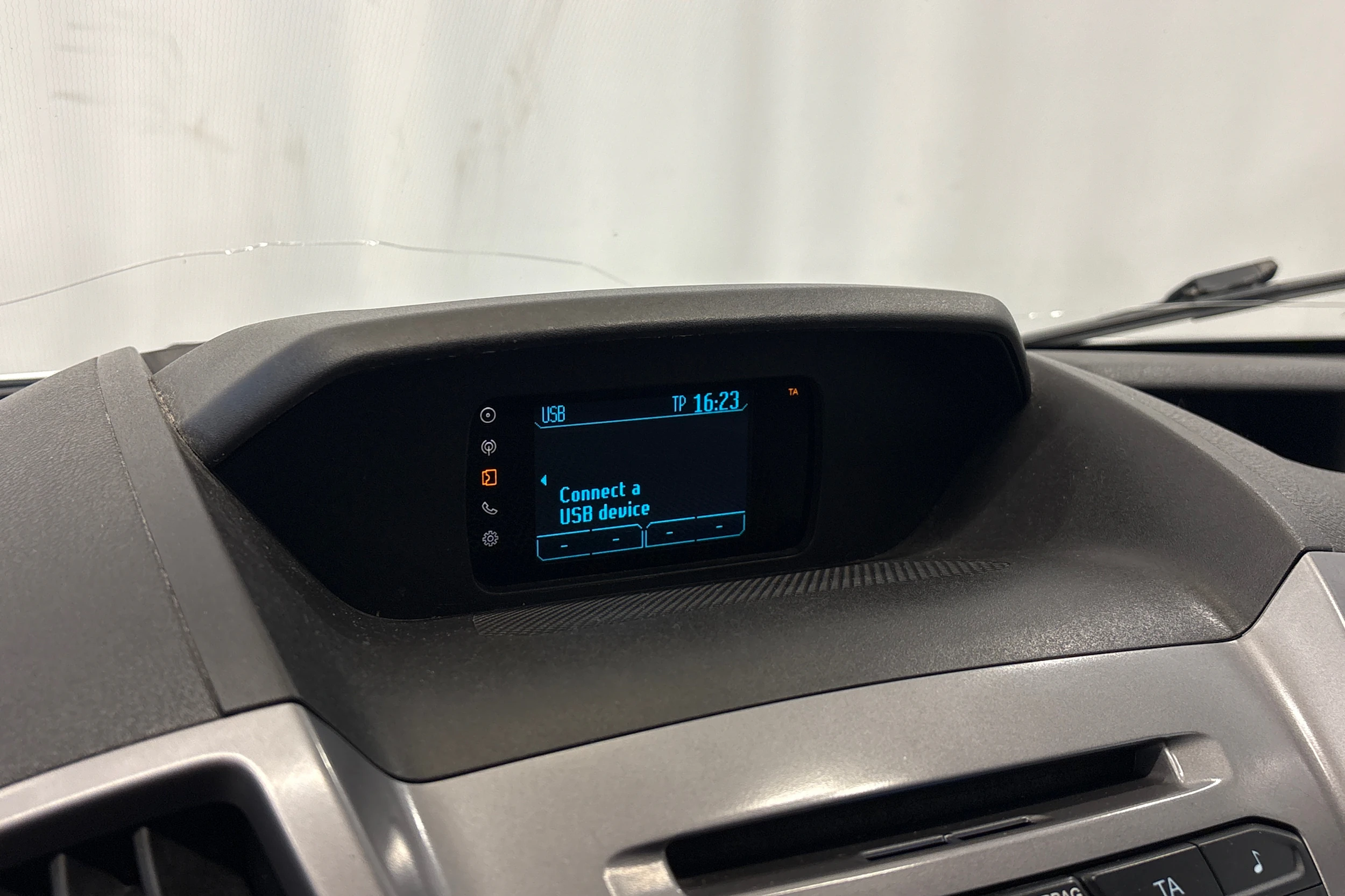 valkoinen Ford Transit 2016 kuva 22.