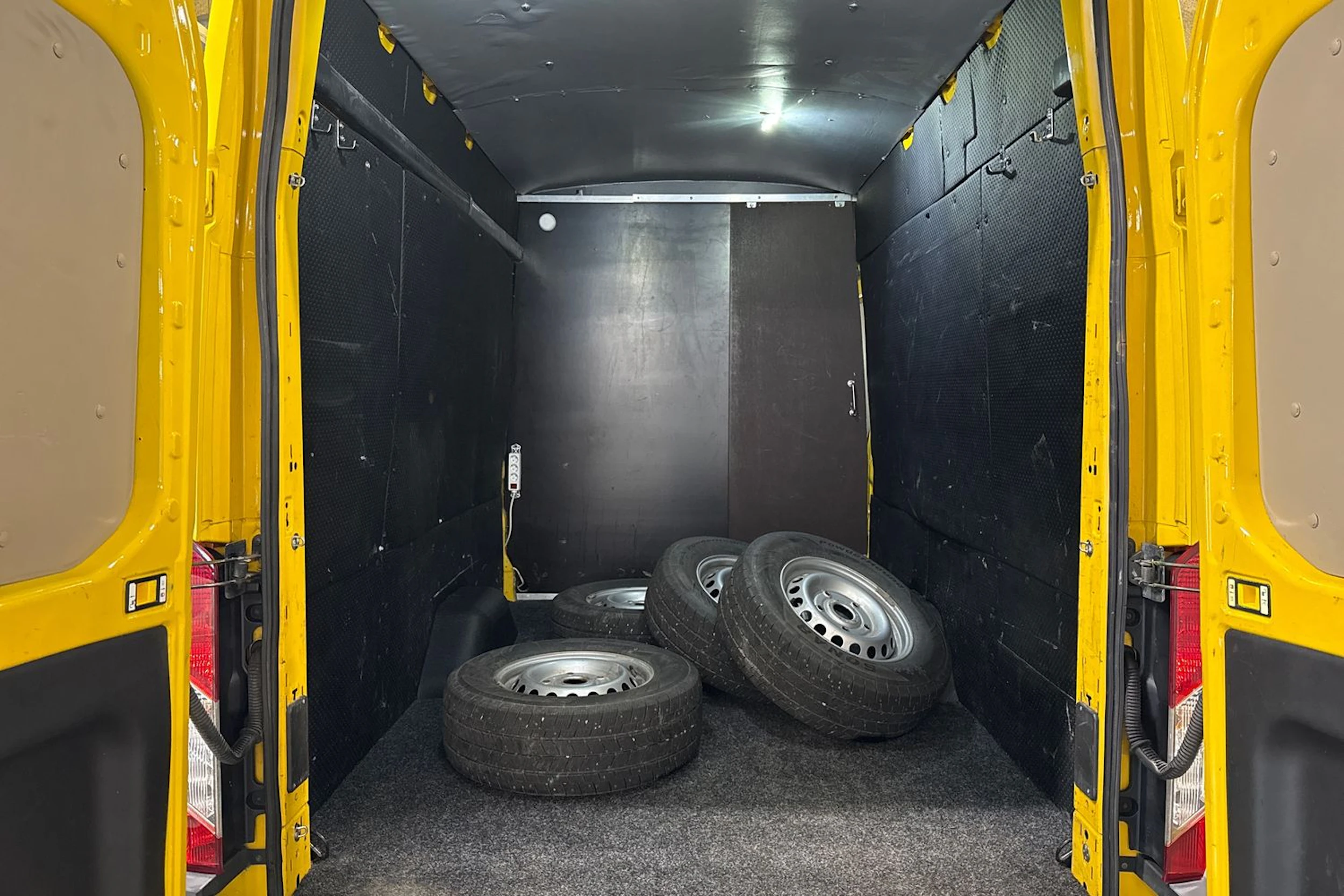 keltainen Ford Transit 2016 kuva 16.