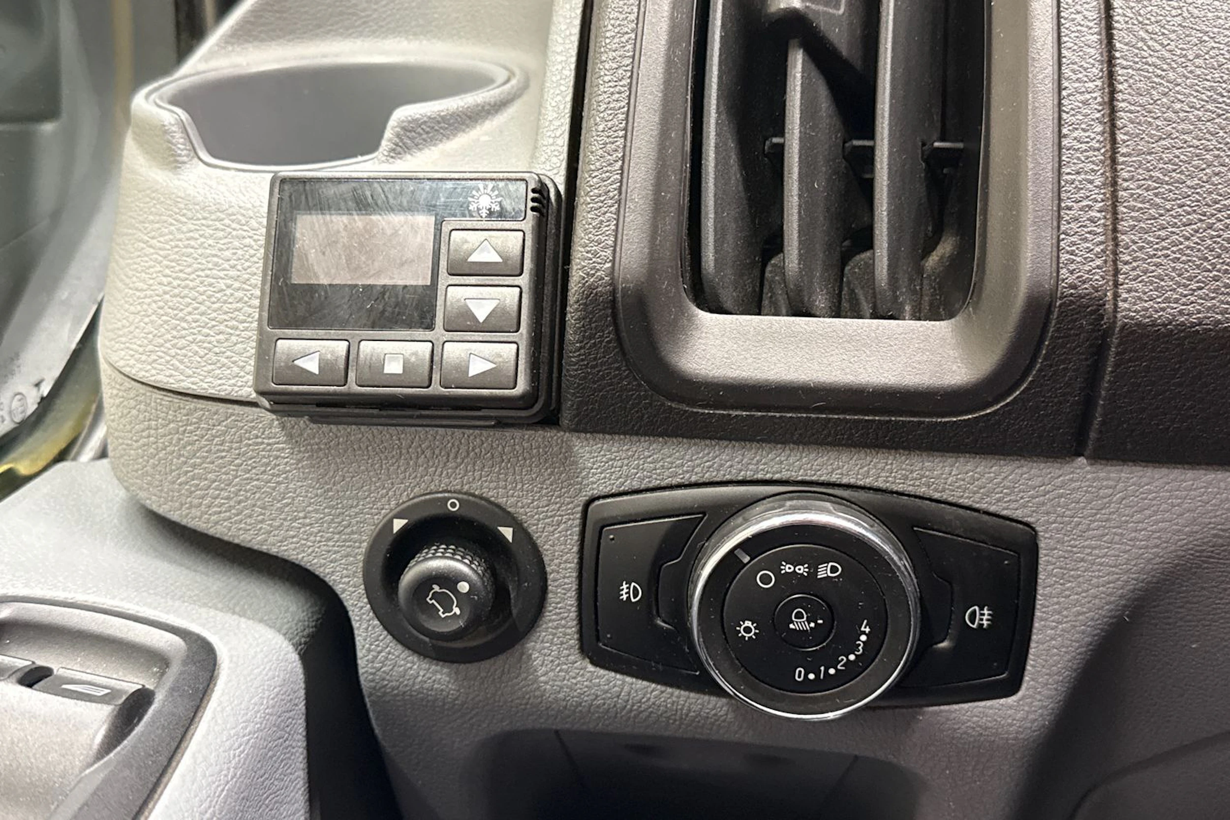 keltainen Ford Transit 2016 kuva 21.