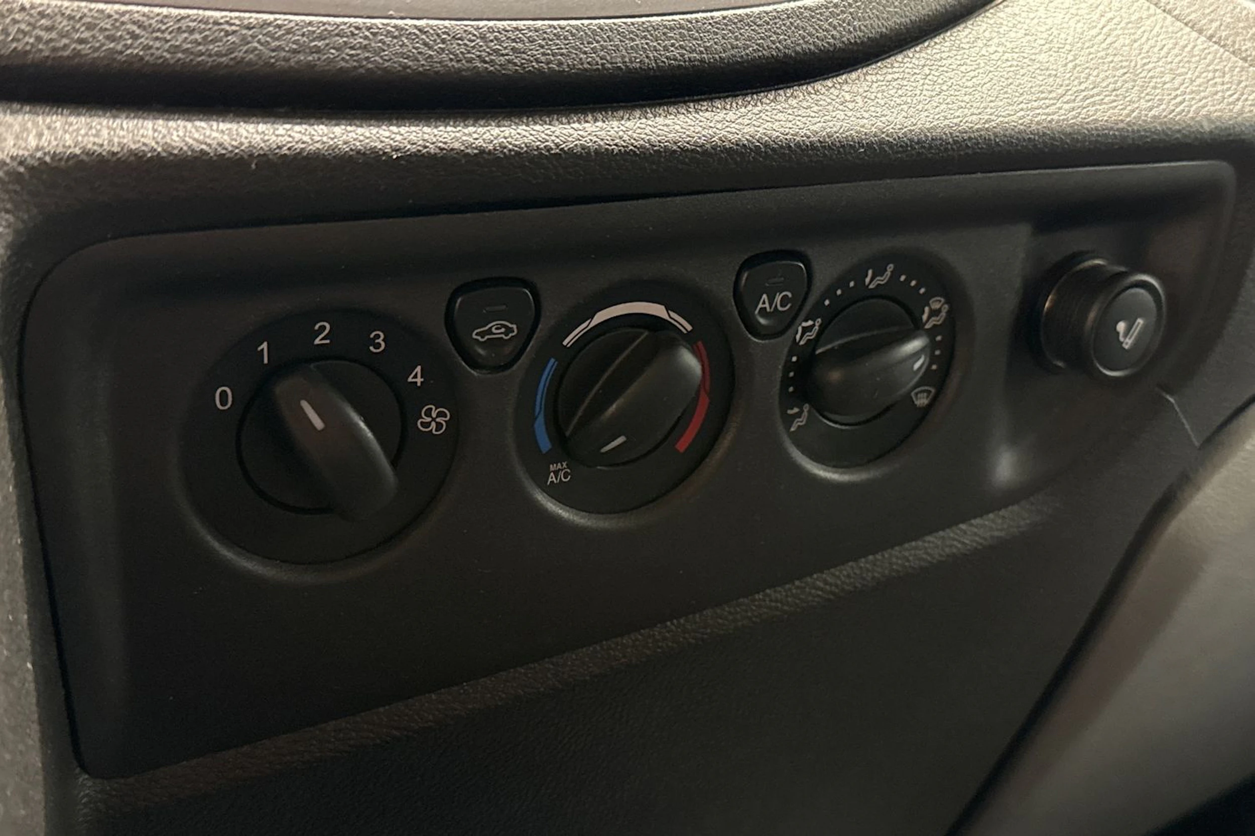 keltainen Ford Transit 2016 kuva 22.