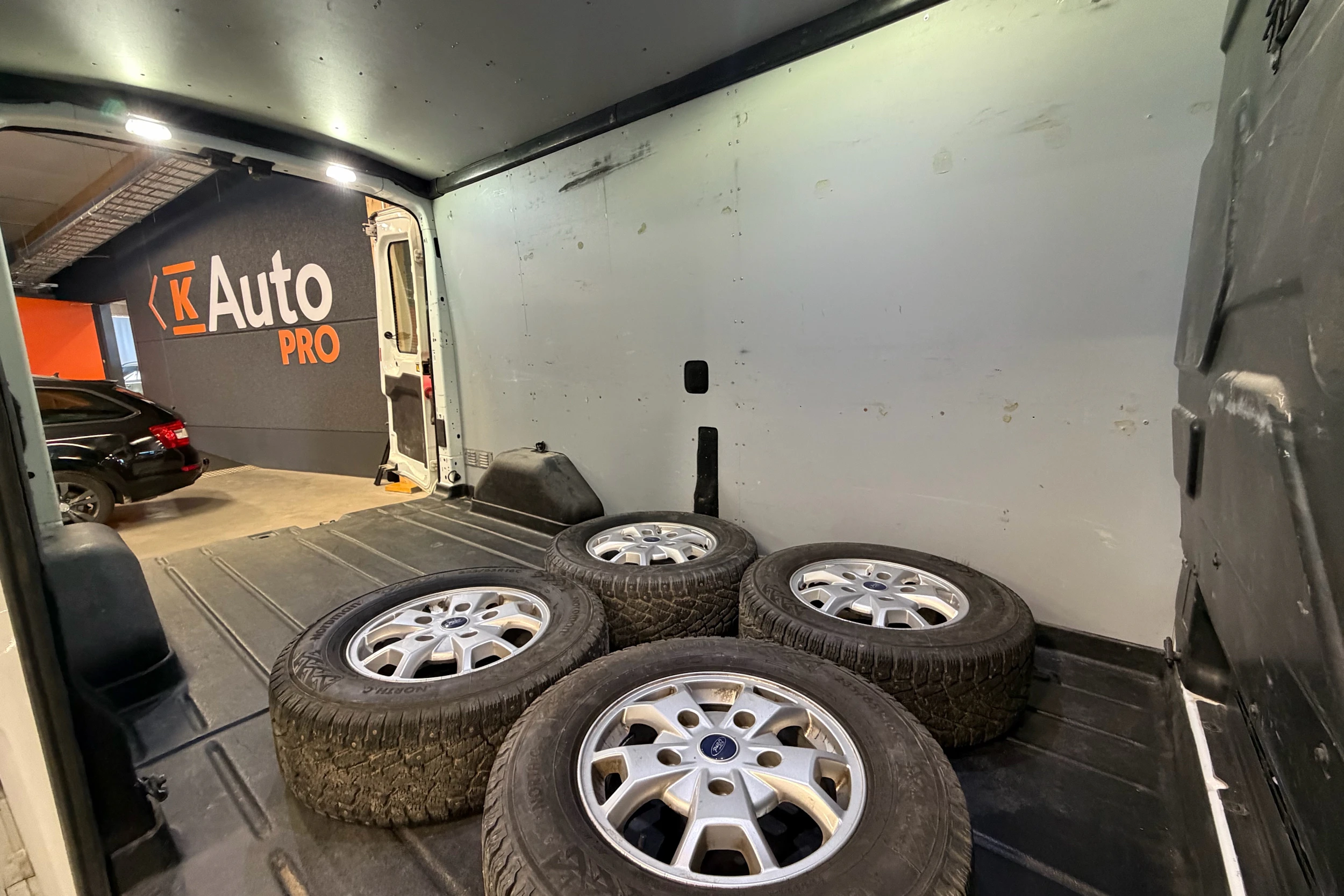 valkoinen Ford Transit 2016 kuva 9.