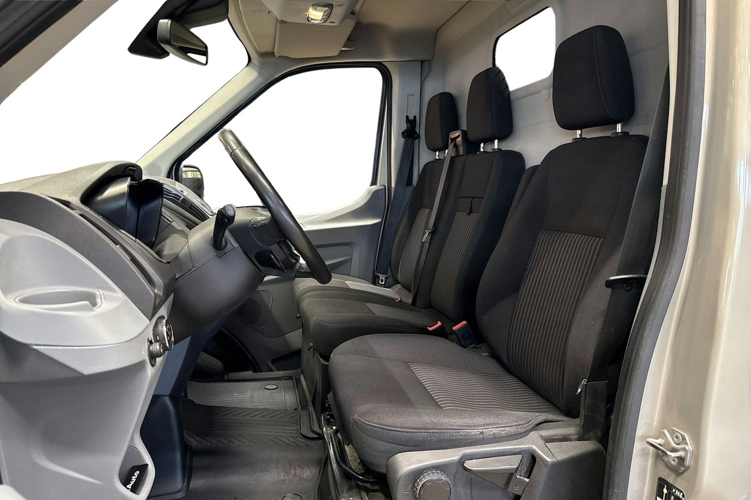 beige Ford Transit 2016 kuva 7.