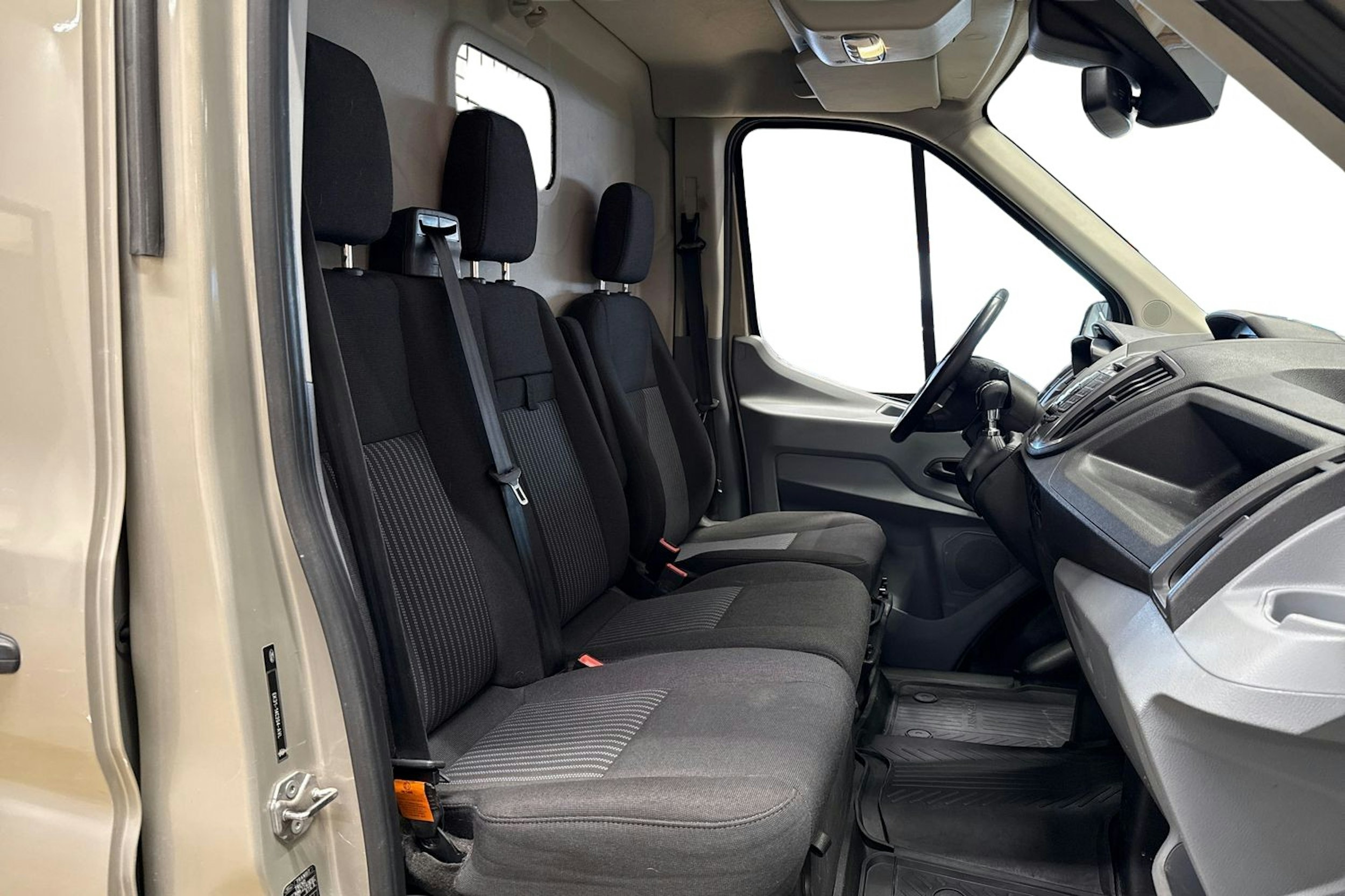 beige Ford Transit 2016 kuva 10.