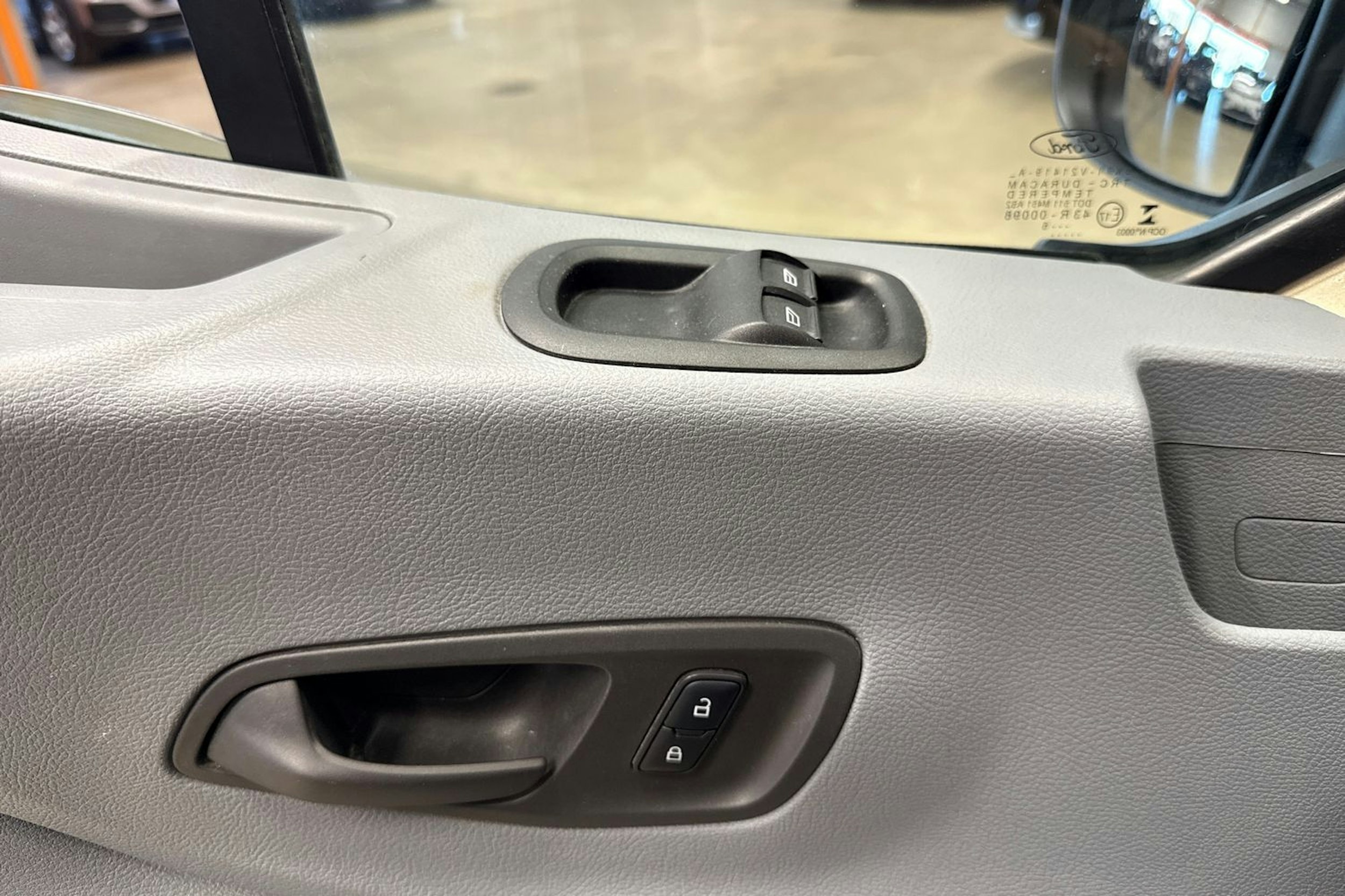 beige Ford Transit 2016 kuva 13.