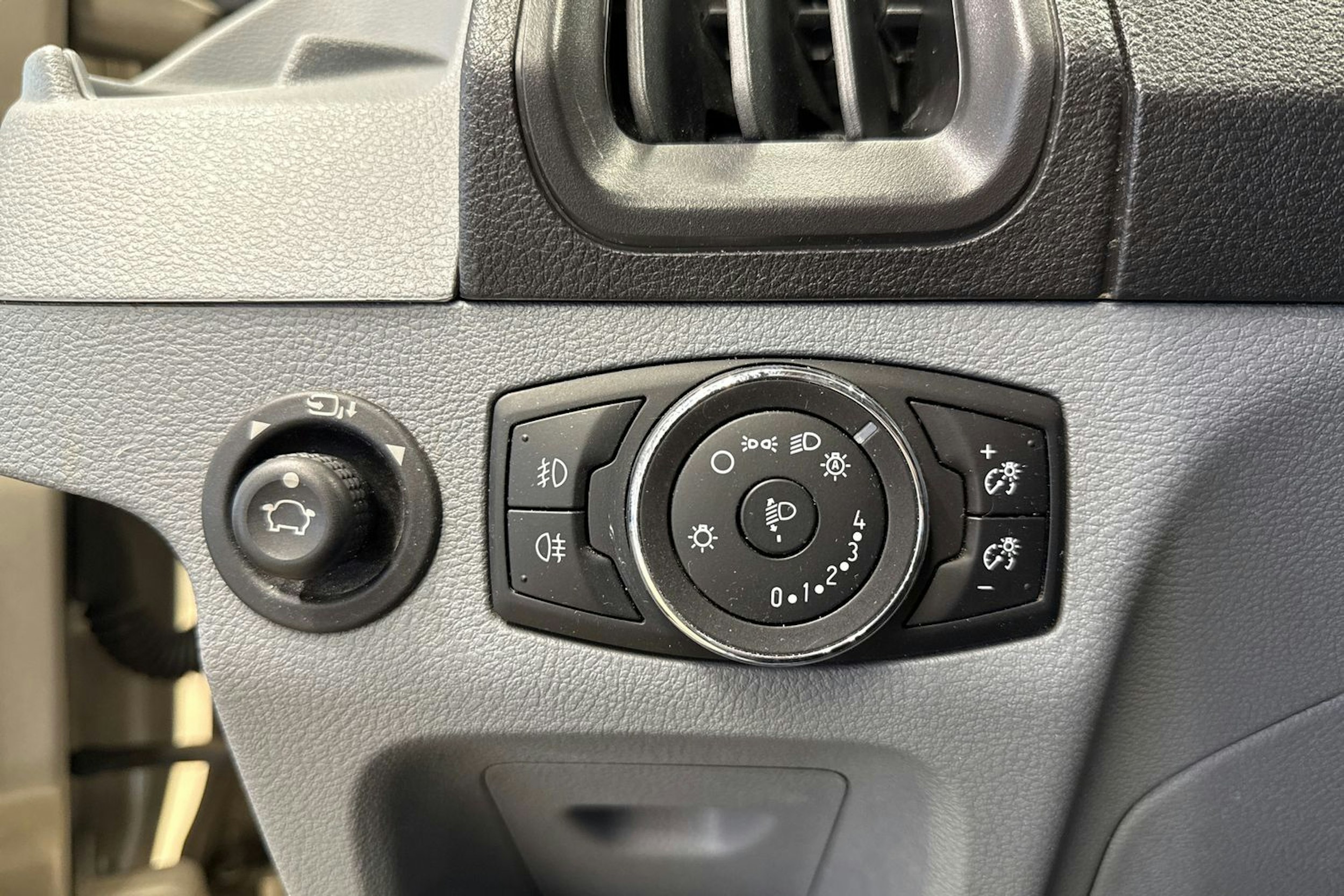 beige Ford Transit 2016 kuva 14.