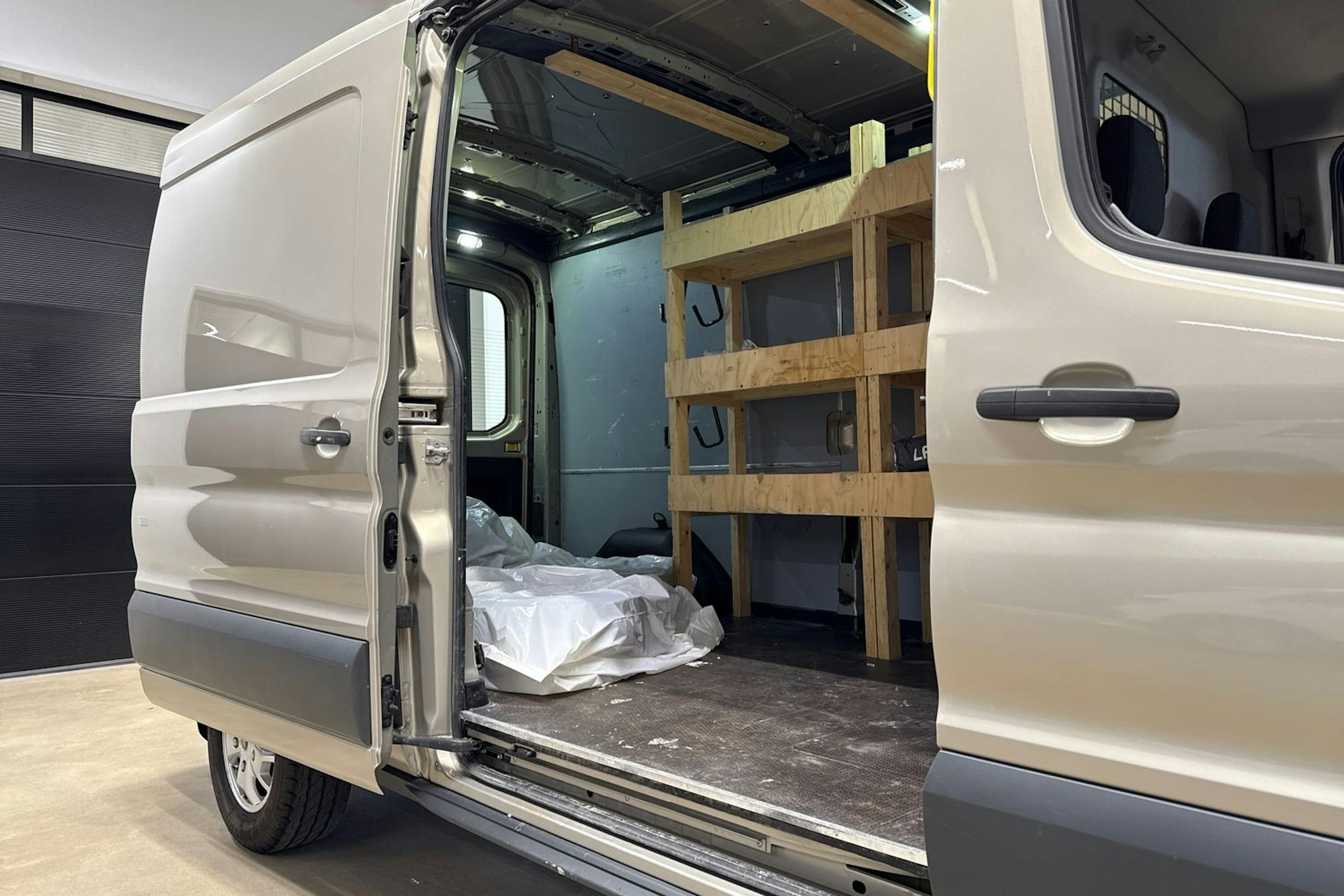 beige Ford Transit 2016 kuva 24.