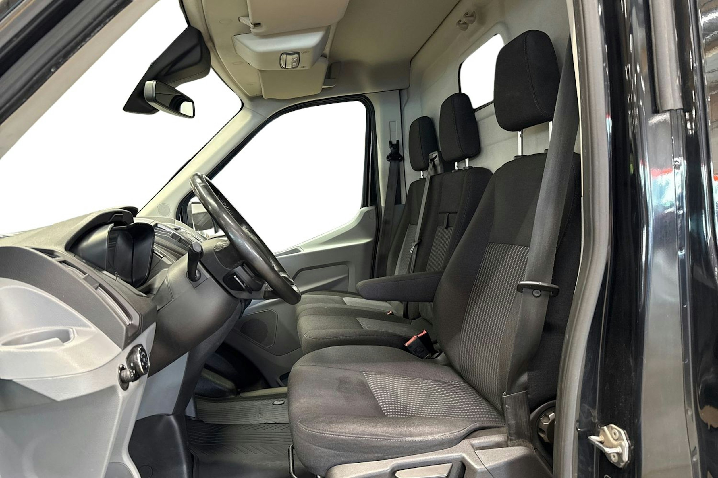 musta Ford Transit 2016 kuva 7.