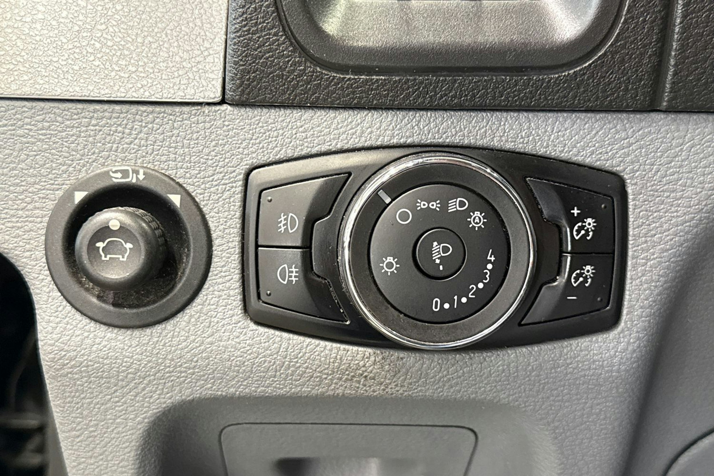 musta Ford Transit 2016 kuva 14.