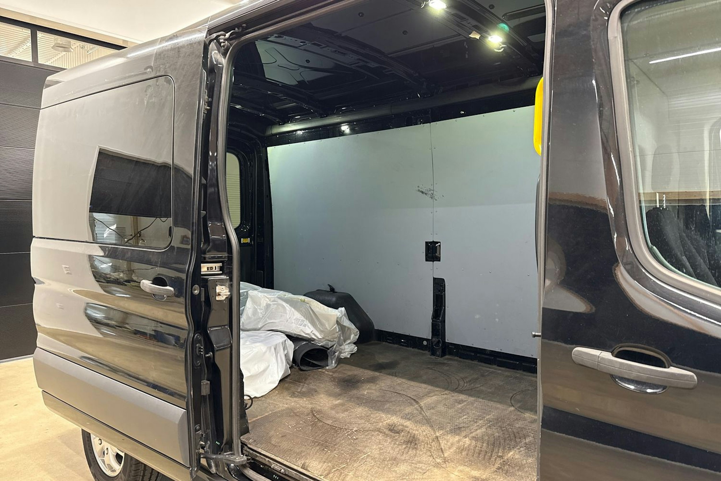 musta Ford Transit 2016 kuva 26.