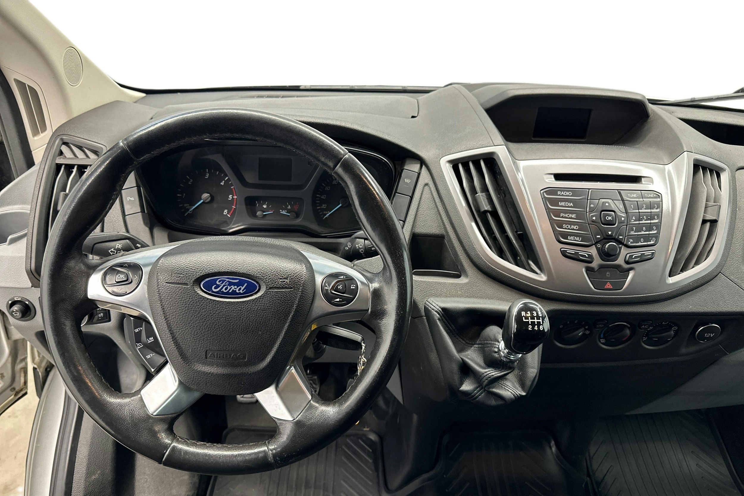 harmaa Ford Transit 2017 kuva 7.